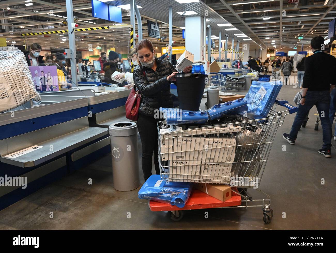 Les clients magasinent dans le magasin IKEA de Rostov-on-Don, en Russie, le 3 mars 2022. PHOTOGRAPHE REUTERS/REUTERS Banque D'Images