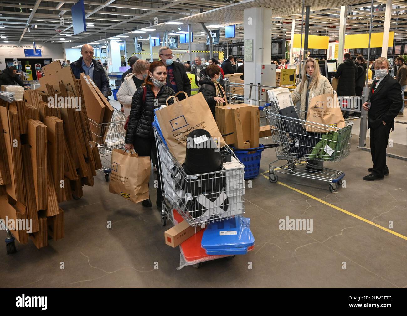 Les clients magasinent dans le magasin IKEA de Rostov-on-Don, en Russie, le 3 mars 2022. PHOTOGRAPHE REUTERS/REUTERS Banque D'Images