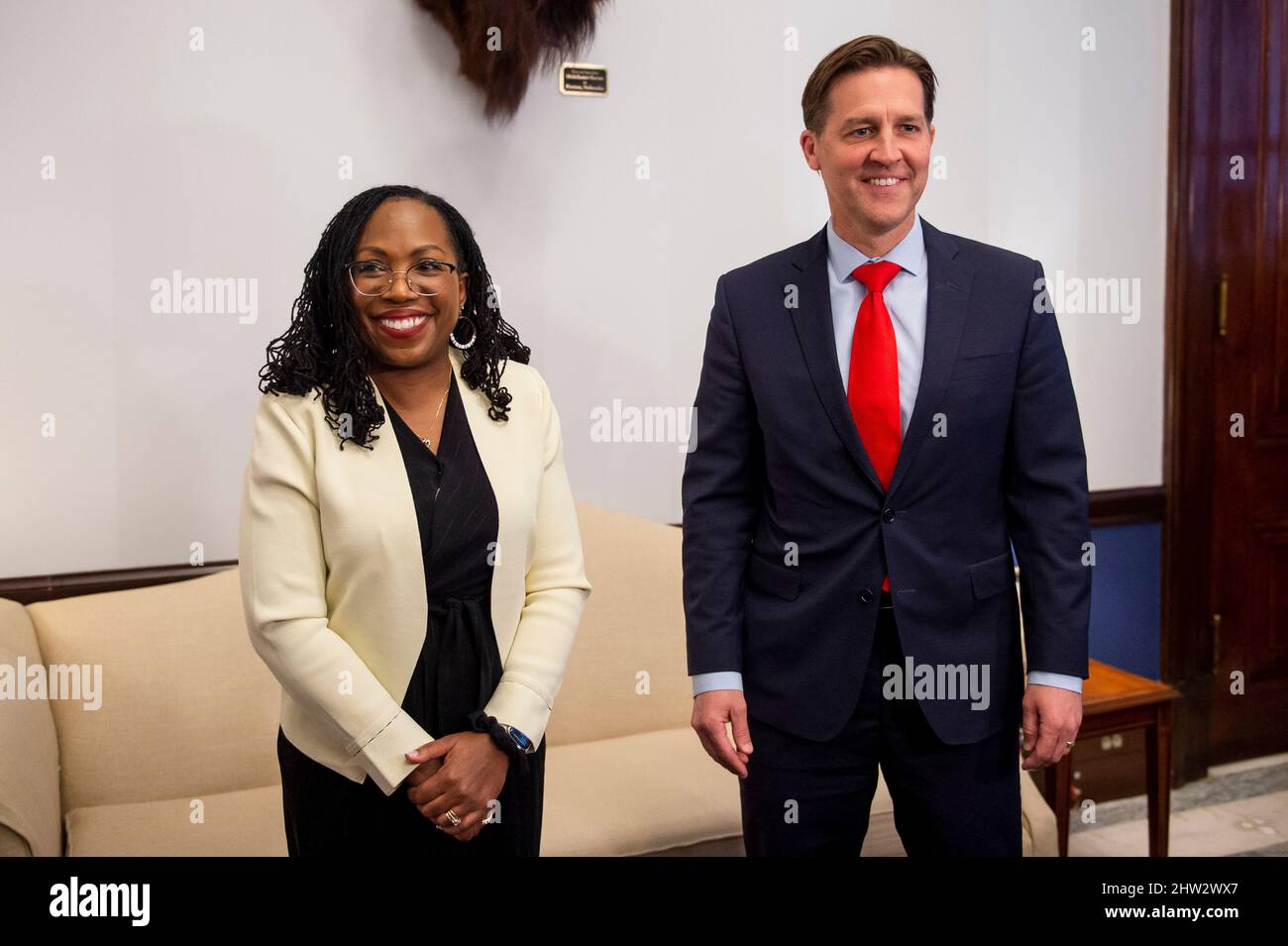 Washington, Vereinigte Staaten. 03rd mars 2022. Le sénateur américain Ben Sasse (républicain du Nebraska), à droite, rencontre le juge Ketanji Brown Jackson, nommé à la Cour suprême, dans le bureau du Sénat Russell à Washington, DC, le jeudi 3 mars 2022. Credit: Rod Lamkey/CNP/dpa/Alay Live News Banque D'Images