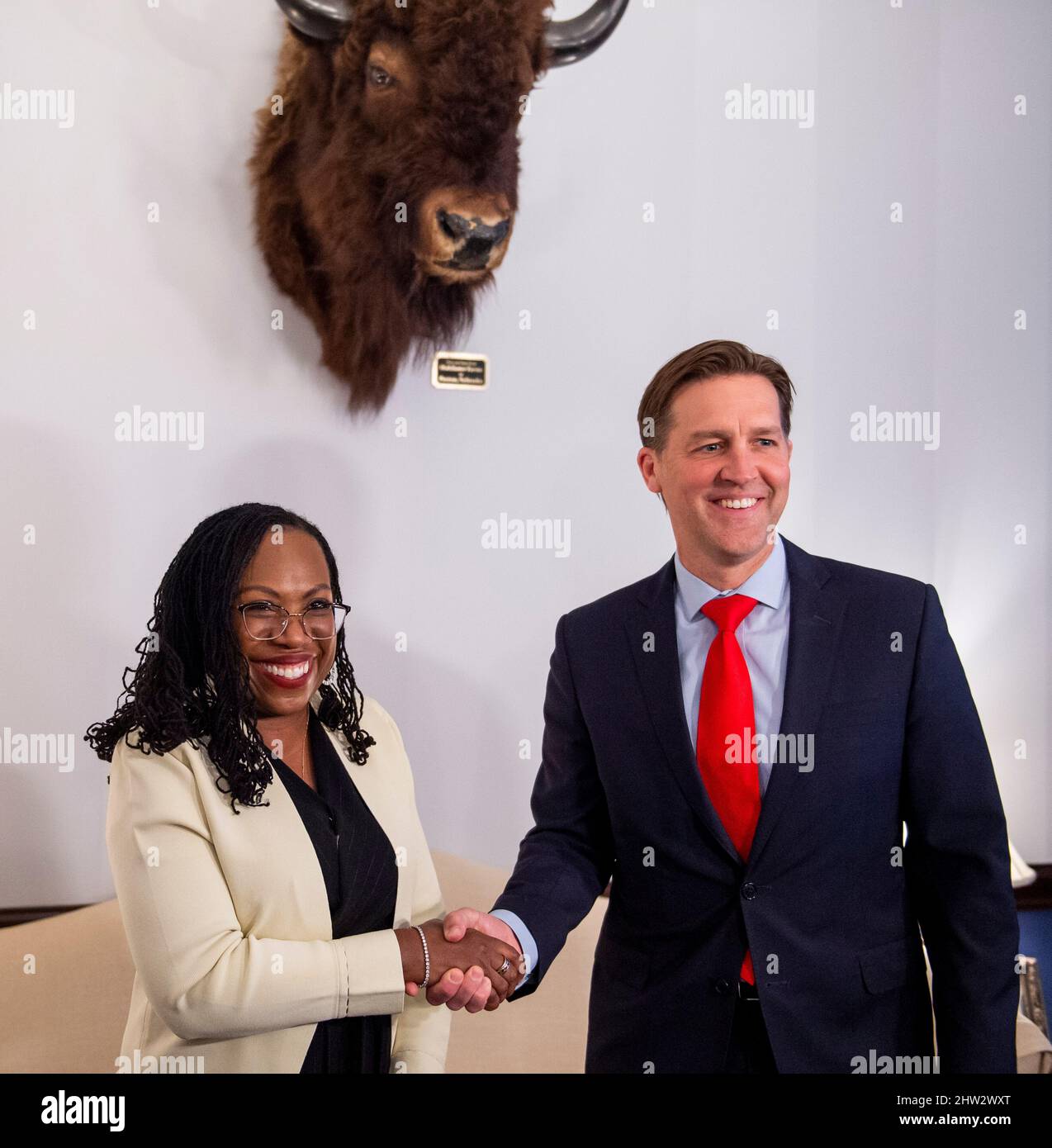 Washington, Vereinigte Staaten. 03rd mars 2022. Le sénateur américain Ben Sasse (républicain du Nebraska), à droite, rencontre le juge Ketanji Brown Jackson, nommé à la Cour suprême, dans le bureau du Sénat Russell à Washington, DC, le jeudi 3 mars 2022. Credit: Rod Lamkey/CNP/dpa/Alay Live News Banque D'Images