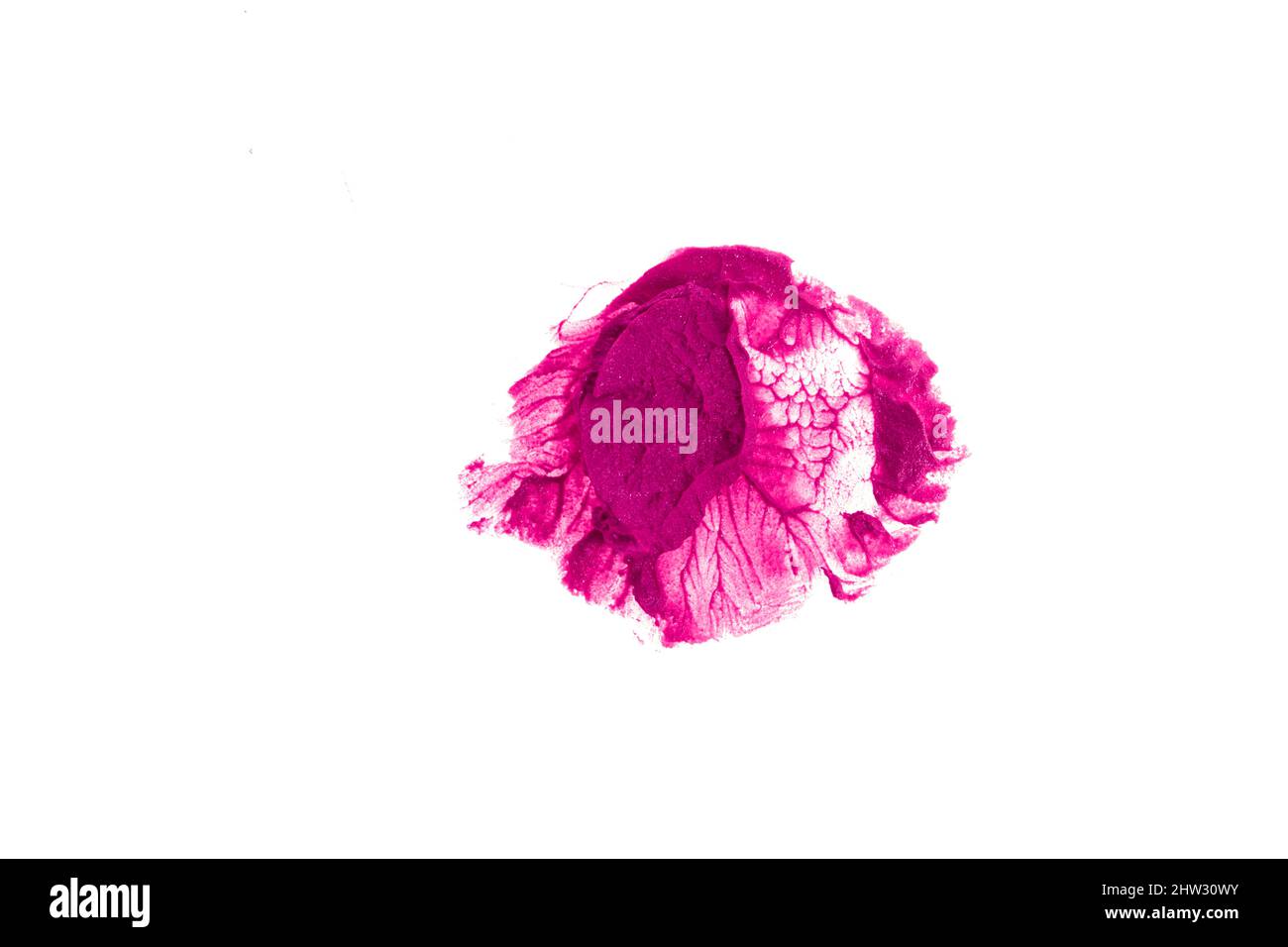 Une tache ronde de rouge à lèvres se distingue sur un fond blanc.Couleur cramoisi d'un produit cosmétique avec de l'espace à copier.Photo de haute qualité Banque D'Images