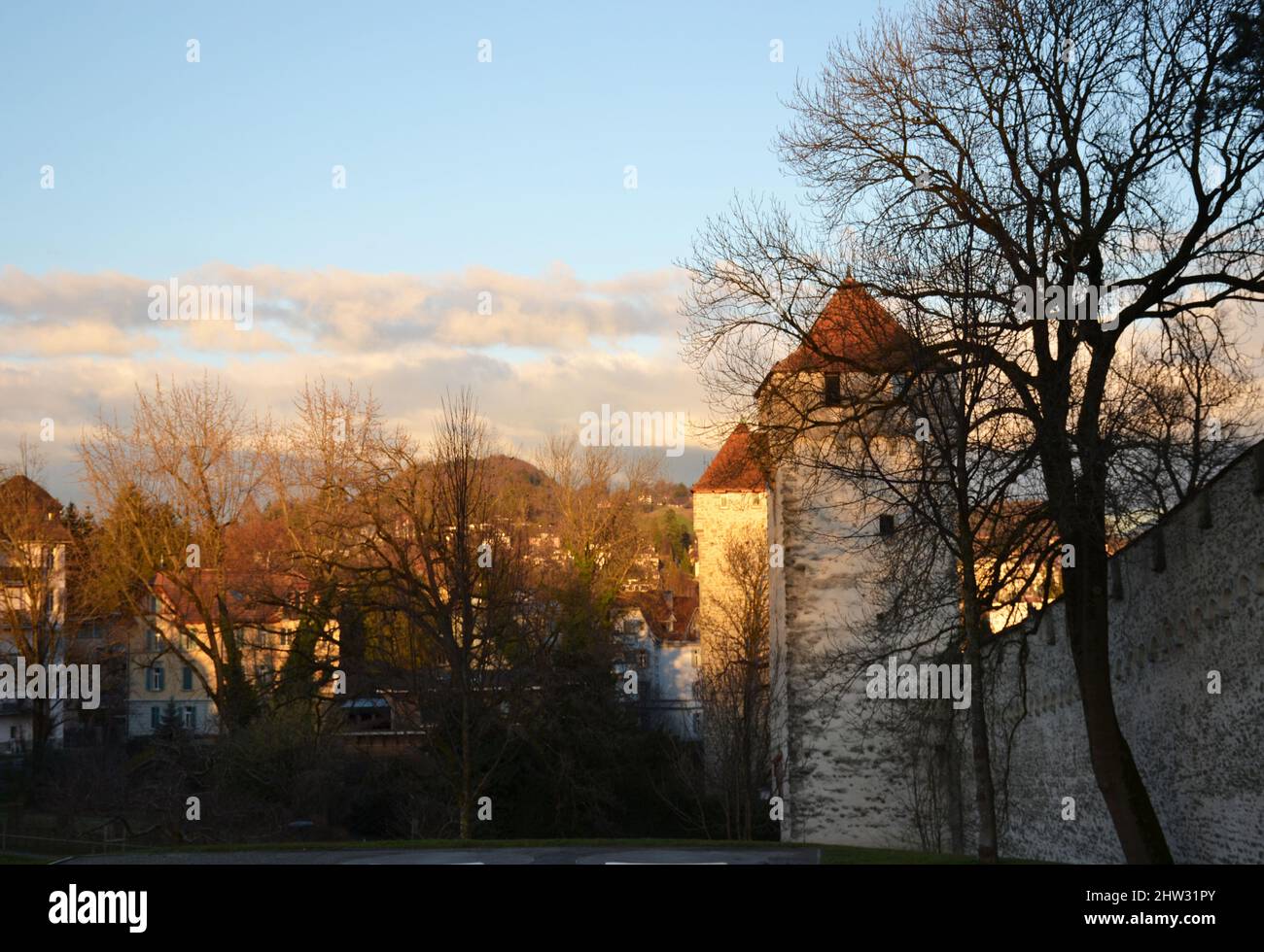 Le vieux château de Lucerne se dresse au coucher du soleil Banque D'Images