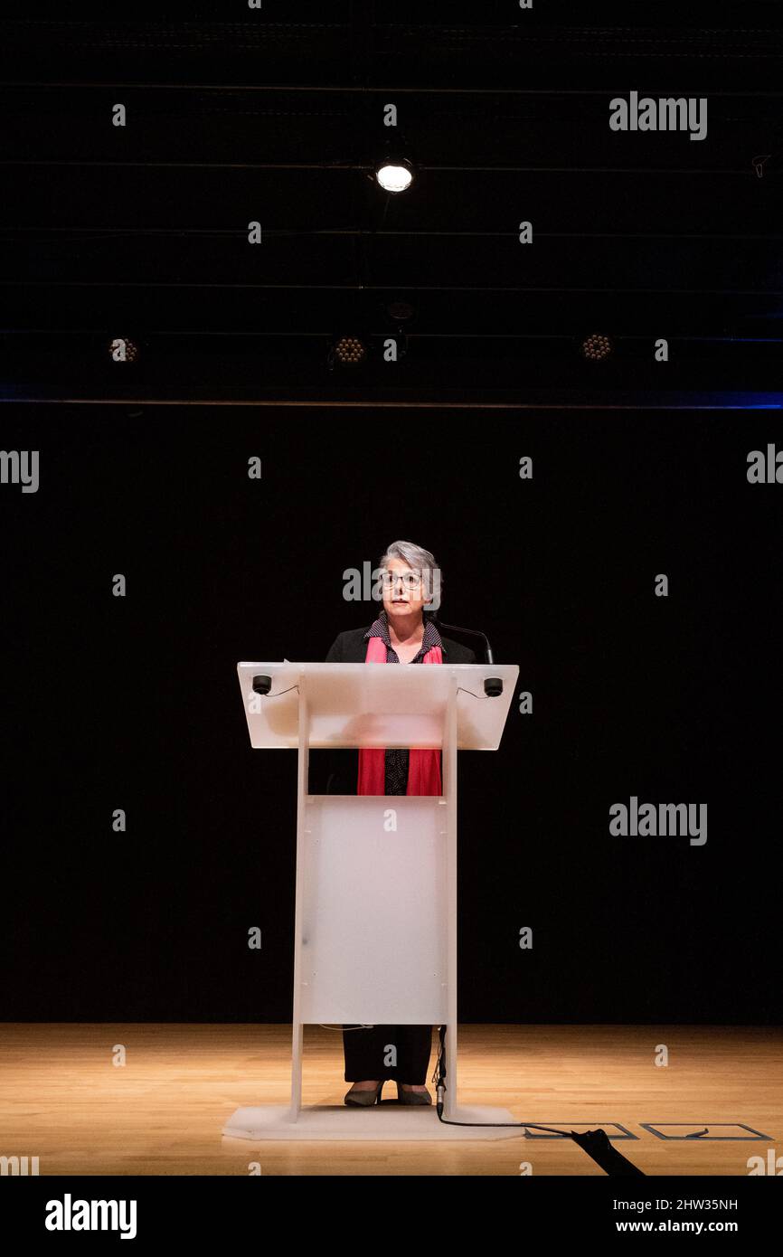 Jacline Mouraud participant à la campagne présidentielle d'Eric Zemmour, réunion de soutien pour la Reconquete. Jacline Mouraud est une militante française dont on a reconnu qu'elle était l'un des fondateurs du mouvement des gilets jaunes. Saint-Brieuc, Bretagne, France. Banque D'Images