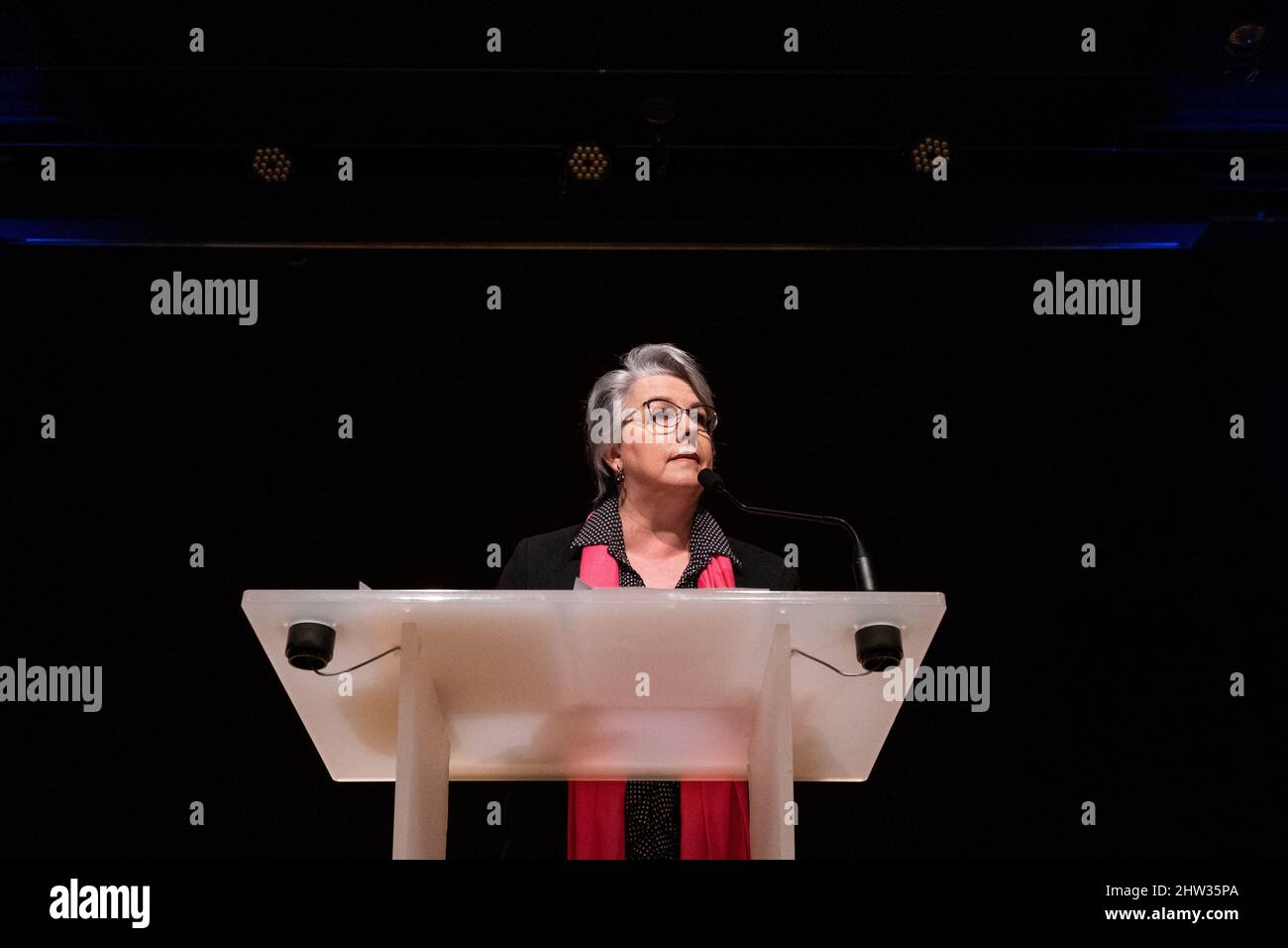 Jacline Mouraud participant à la campagne présidentielle d'Eric Zemmour, réunion de soutien pour la Reconquete. Jacline Mouraud est une militante française dont on a reconnu qu'elle était l'un des fondateurs du mouvement des gilets jaunes. Saint-Brieuc, Bretagne, France. Banque D'Images