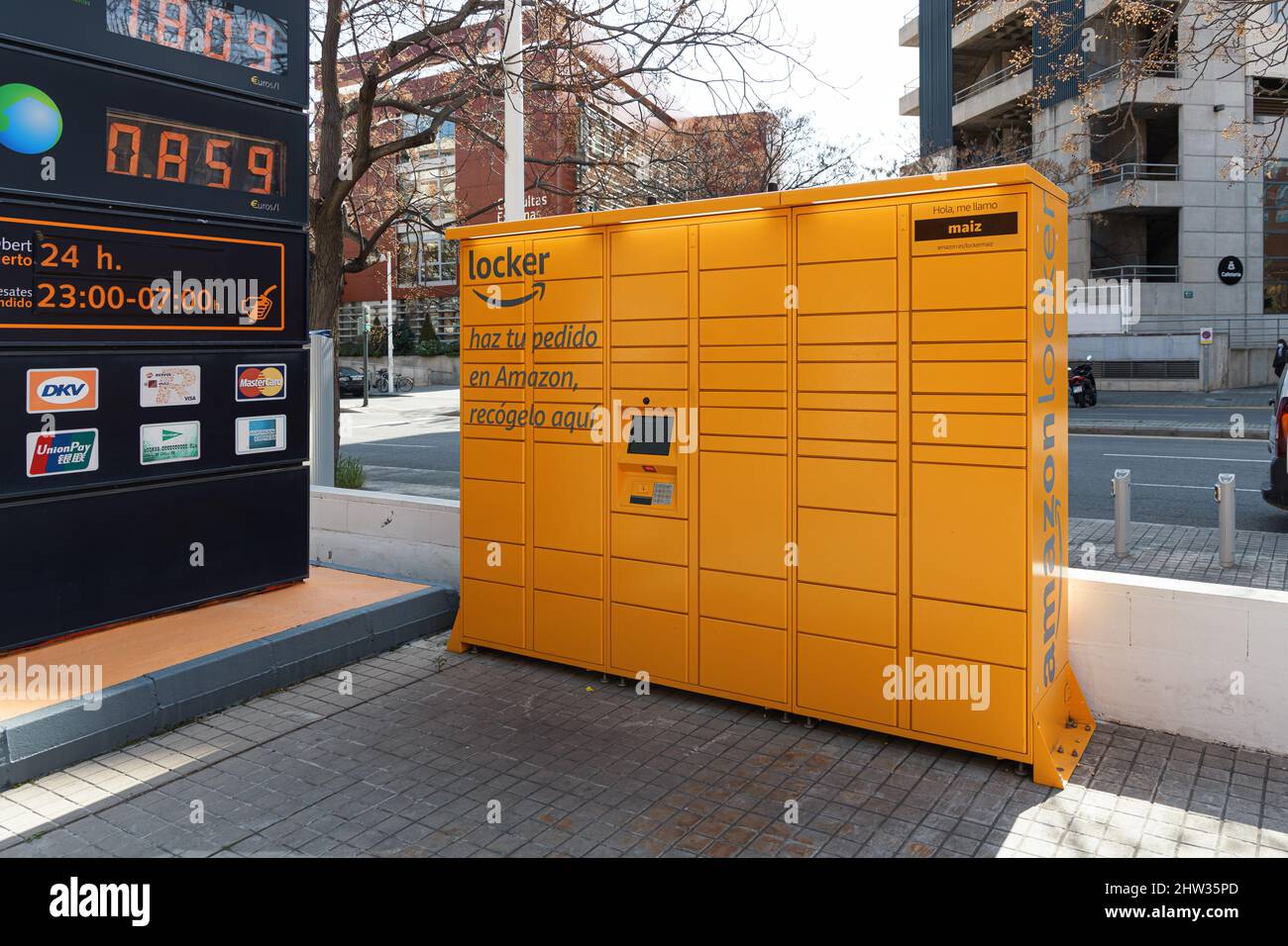 VALENCE, ESPAGNE - 28 FÉVRIER 2022 : Amazon Locker situé à l'extérieur d'une station-service Banque D'Images