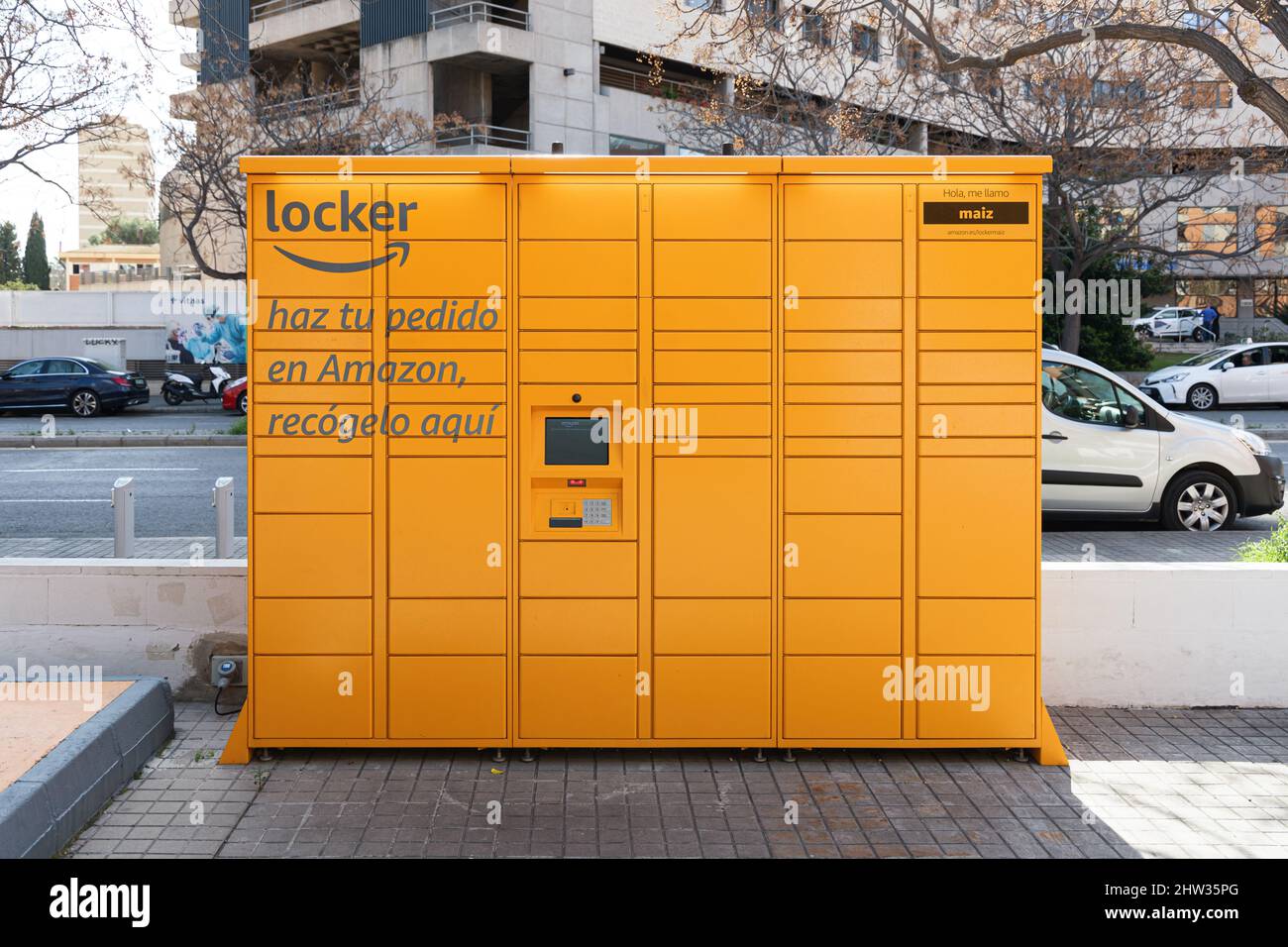 VALENCE, ESPAGNE - 28 FÉVRIER 2022 : Amazon Locker situé à l'extérieur d'une station-service Banque D'Images