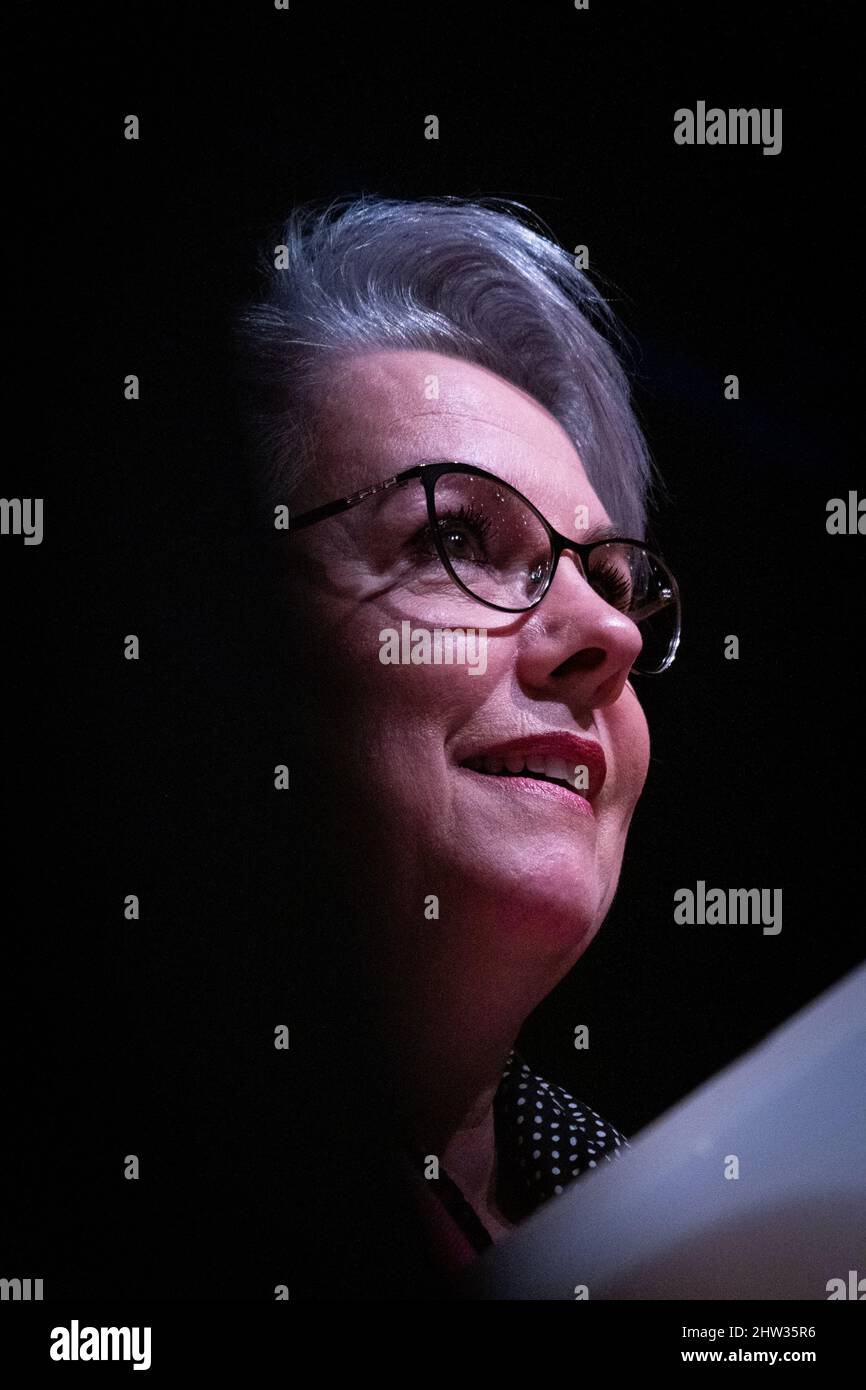 Jacline Mouraud participant à la campagne présidentielle d'Eric Zemmour, réunion de soutien pour la Reconquete. Jacline Mouraud est une militante française dont on a reconnu qu'elle était l'un des fondateurs du mouvement des gilets jaunes. Saint-Brieuc, Bretagne, France. Banque D'Images