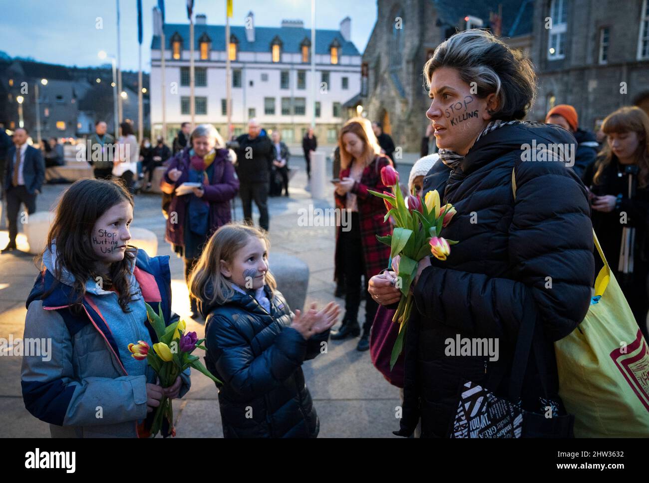 ***PERMISSION PARENTALE ACCORDÉE*** les gens prennent part à une manifestation commémorative devant le Parlement écossais à Édimbourg pour marquer l'anniversaire du meurtre de Sarah Everard et d'autres femmes tuées par des hommes. Date de la photo : jeudi 3 mars 2022. Banque D'Images