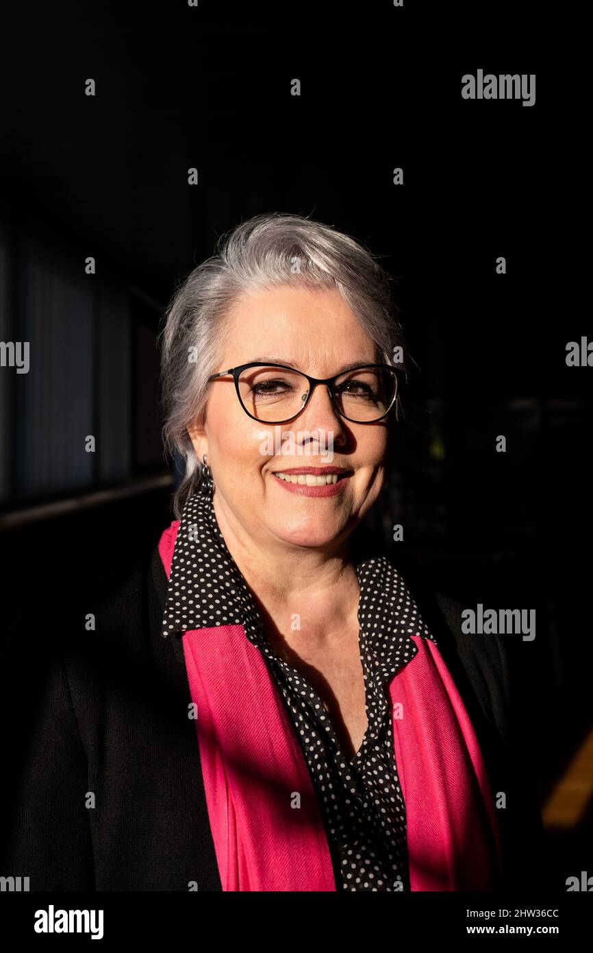 Jacline Mouraud participant à la campagne présidentielle d'Eric Zemmour, réunion de soutien pour la Reconquete. Jacline Mouraud est une militante française dont on a reconnu qu'elle était l'un des fondateurs du mouvement des gilets jaunes. Saint-Brieuc, Bretagne, France. Banque D'Images