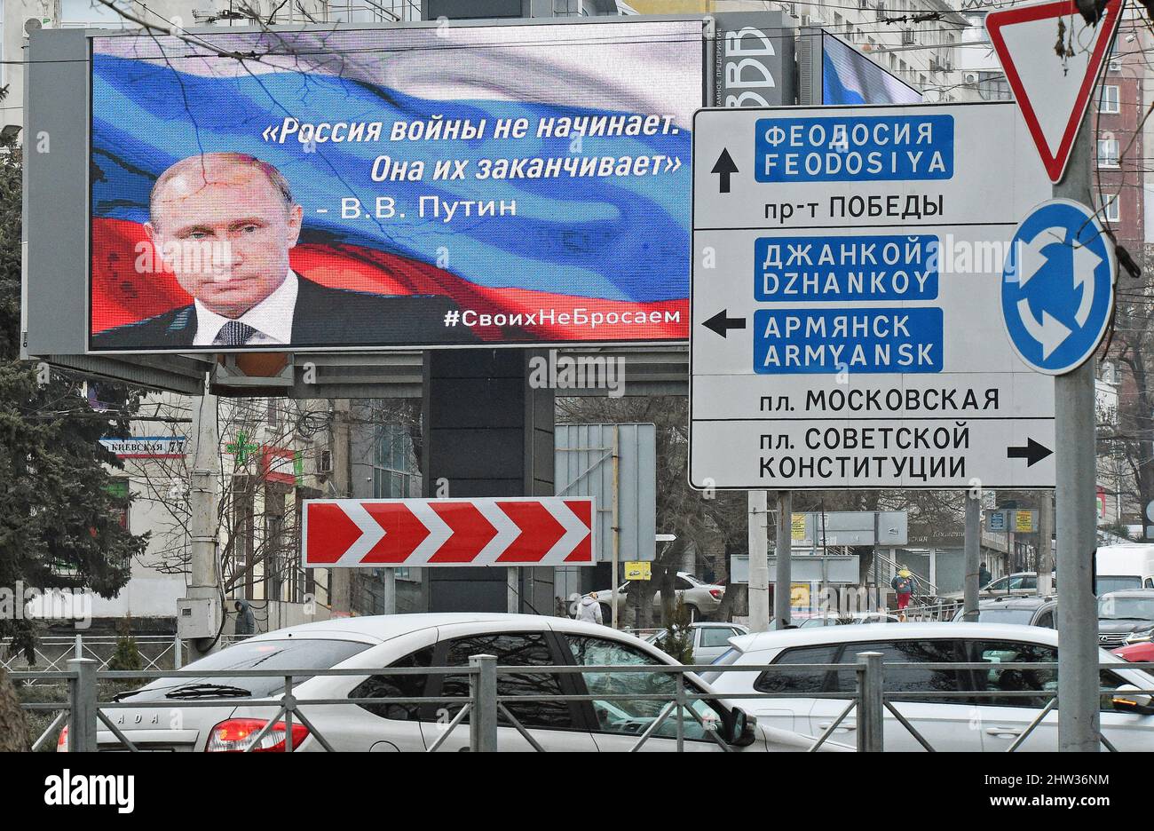 Simferopol Russie 03rd Mars 22 Photographie De Genre Une Affiche Avec Un Portrait Du President Russe Vladimir Poutine Et Sa Citation La Russie Ne Commence Pas Des Guerres Ca Les Termine