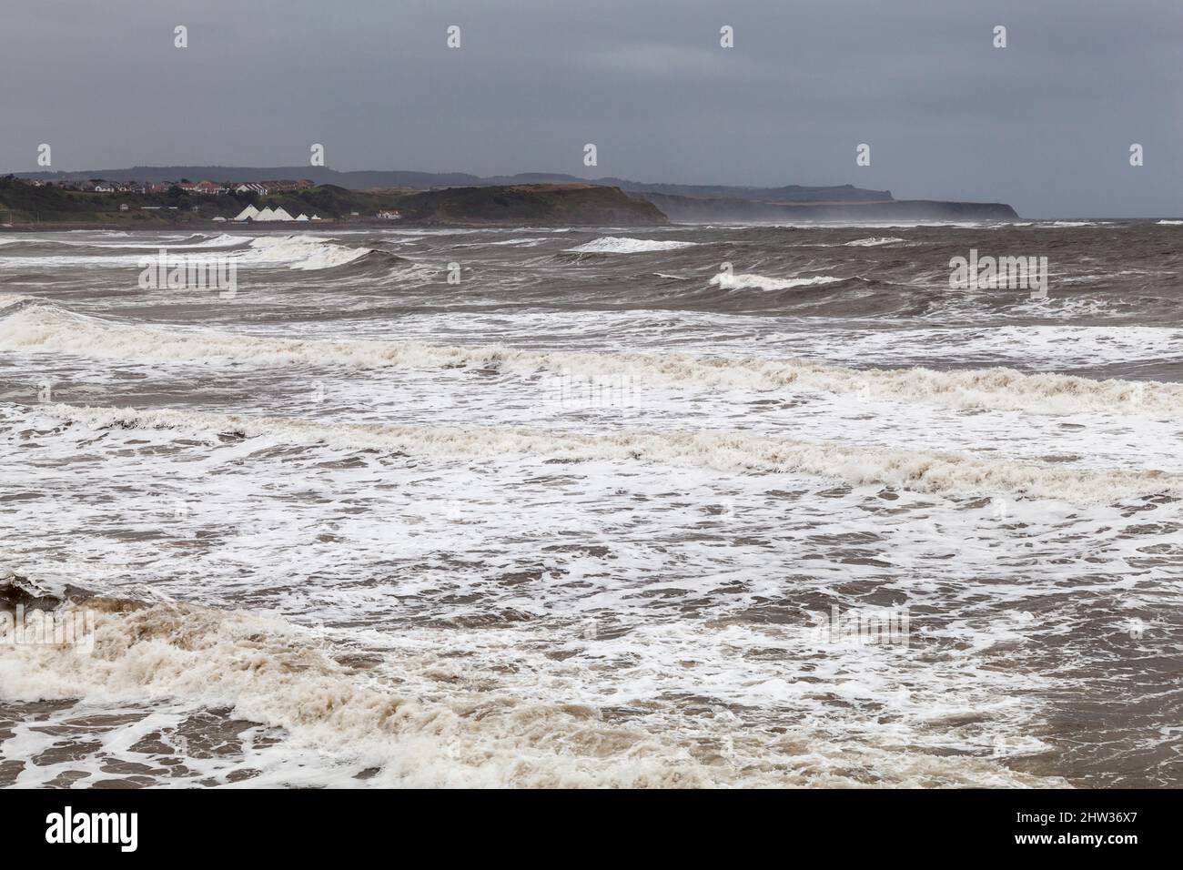 Les mers agitées se déchaîdent de la mer du Nord, Scarborough North Beach Banque D'Images