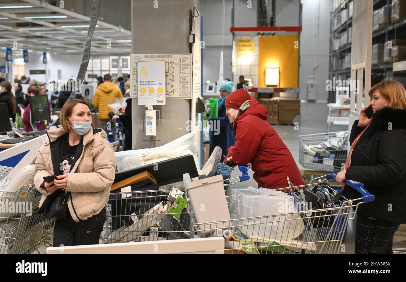Les clients magasinent dans le magasin IKEA d'Omsk, Russie le 3 mars 2022. PHOTOGRAPHE REUTERS/REUTERS Banque D'Images