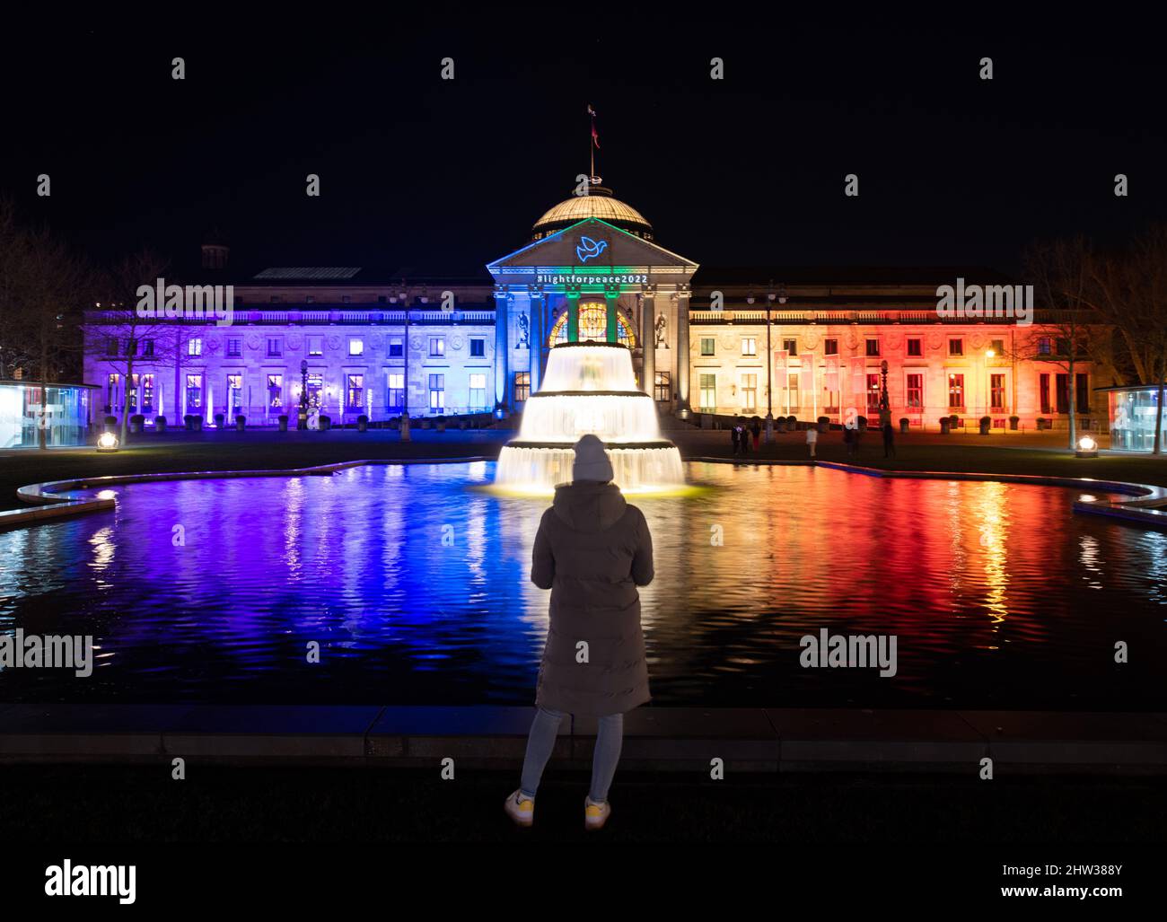 Wiesbaden, Allemagne. 03rd mars 2022. Le hashtag 'lightforPeace' est projeté sur la façade du Kurhaus à Wiesbaden à l'occasion de la guerre en Ukraine. Crédit : Boris Roessler/dpa/Alay Live News Banque D'Images