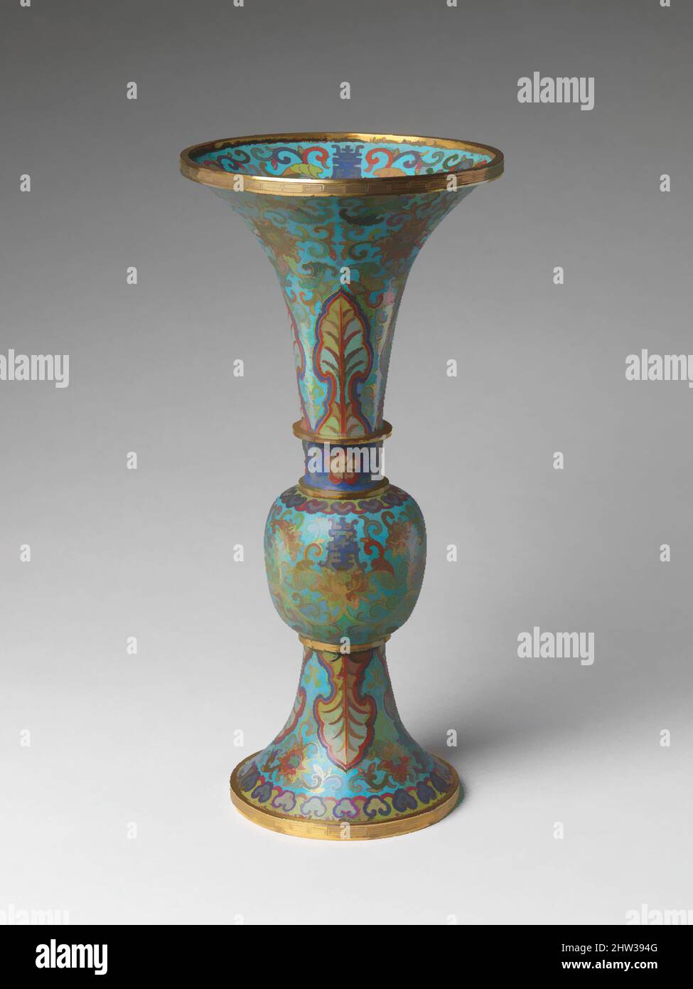 Art inspiré par vase d'un ensemble de cinq pièces autel (Wugong), dynastie Qing (1644–1911), 18th siècle, Chine, émail cloisonné sur cuivre, H. 13 po. (33 cm) ; diam. De la jante 6 1/8 po (15,6 cm) ; diam. Du pied 4 5/8 po (11,7 cm), cloisonné, cloisonné est la technique de la création de dessins, oeuvres classiques modernisées par Artotop avec un peu de modernité. Formes, couleur et valeur, impact visuel accrocheur sur l'art émotions par la liberté d'œuvres d'art d'une manière contemporaine. Un message intemporel qui cherche une nouvelle direction créative. Artistes qui se tournent vers le support numérique et créent le NFT Artotop Banque D'Images