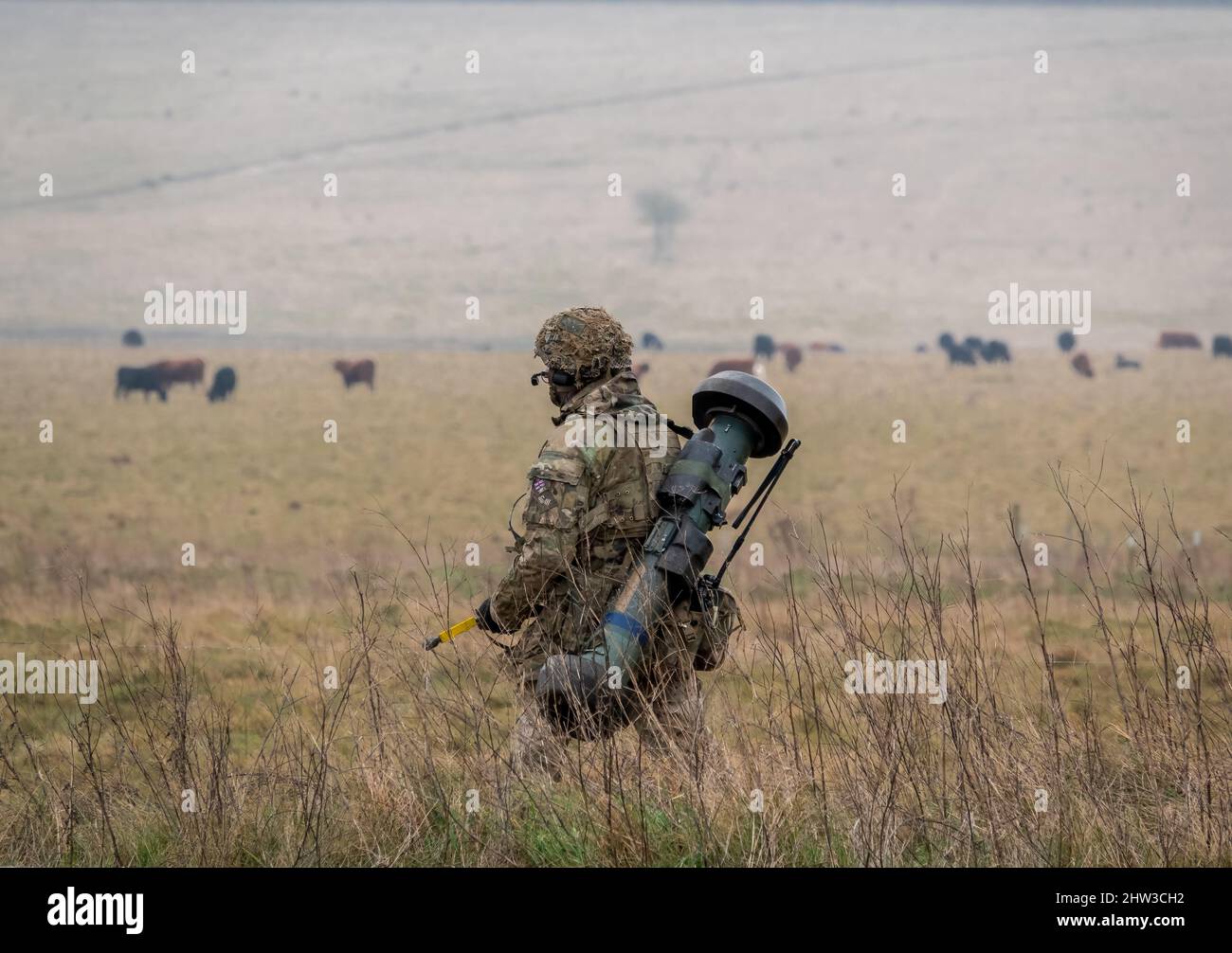 Un soldat de l'armée britannique a terminé un exercice de tabbing d'essai de forme physique de combat de 8 miles avec le missile anti-char guidé 40kg bergen et NLAW (MBT-LAW, RB-57) Banque D'Images