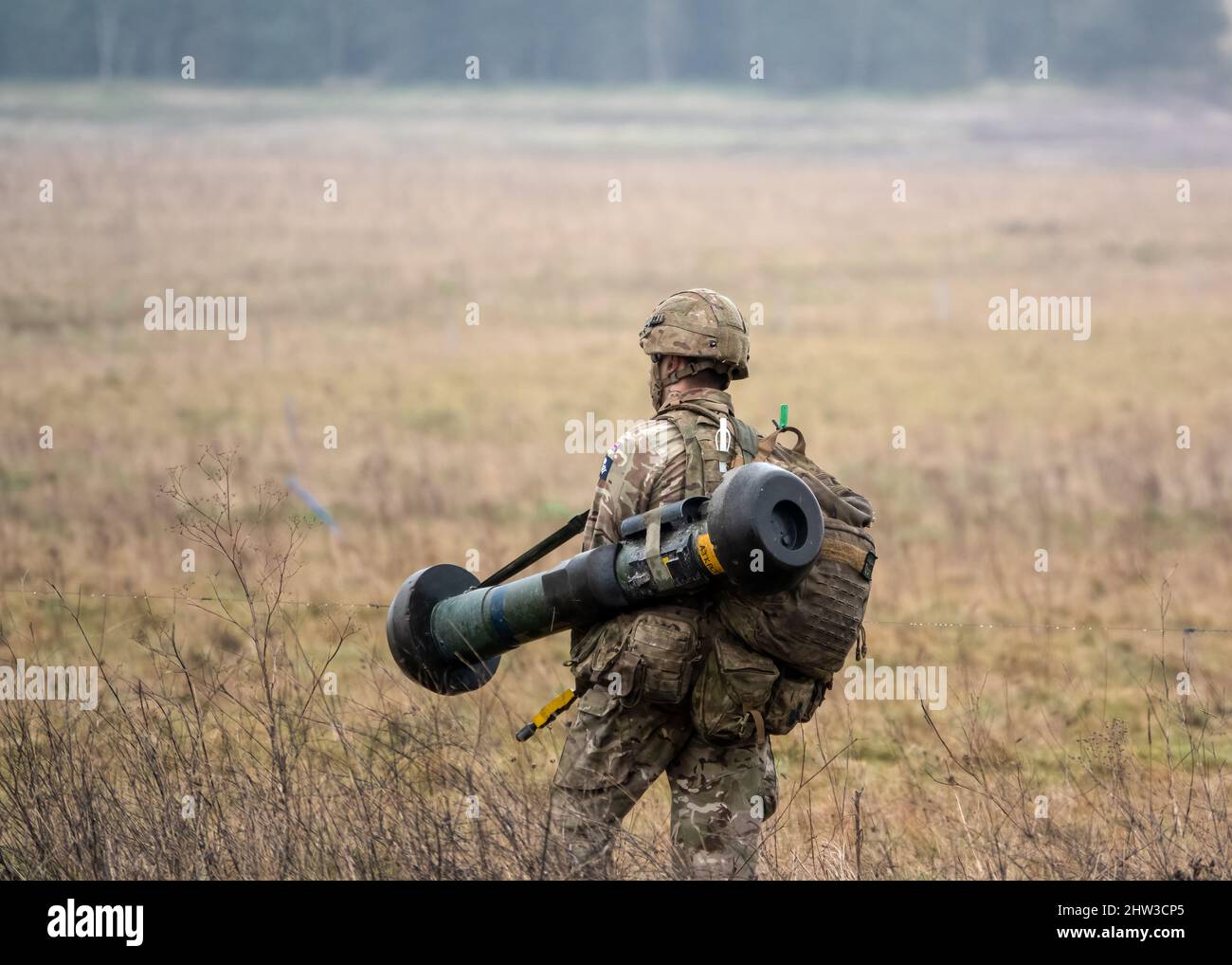 Un soldat de l'armée britannique a terminé un exercice de tabbing d'essai de forme physique de combat de 8 miles avec le missile anti-char guidé 40kg bergen et NLAW (MBT-LAW, RB-57) Banque D'Images