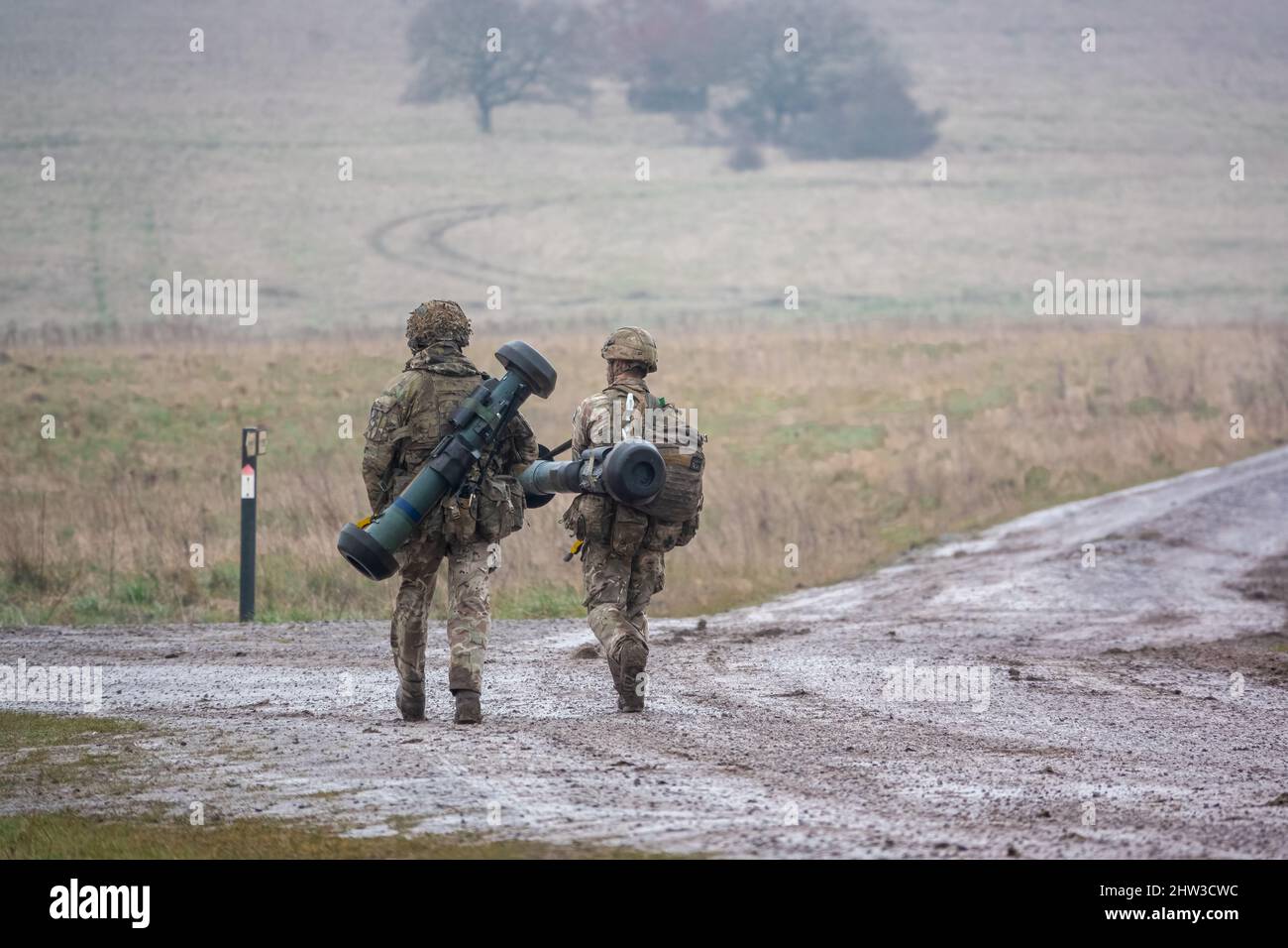 Des soldats de l'armée britannique effectuent un exercice de tabbing d'essai de forme physique de combat de 8 miles avec le missile anti-char guidé 40kg bergen et NLAW (MBT-LAW, RB-57) Banque D'Images