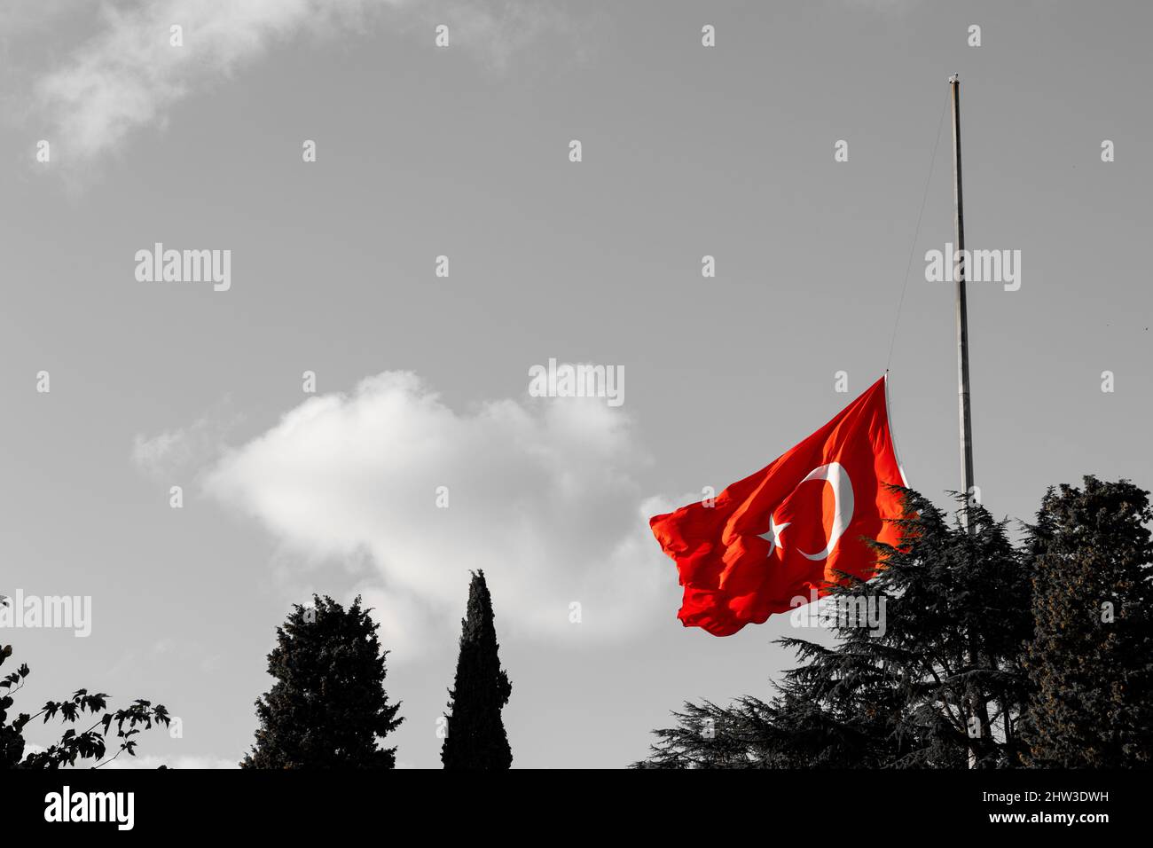 Drapeau turc de la moitié du personnel sur le poteau. Anniversaire de la mort d'Ataturk ou photo de fond du 10 novembre. Banque D'Images