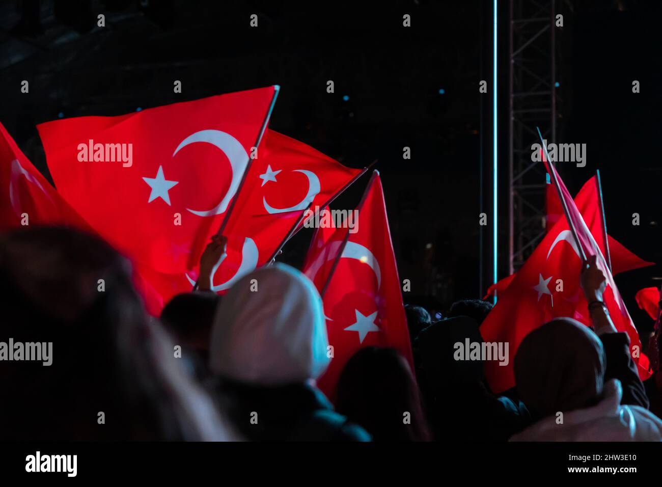 Le peuple turc agite des drapeaux pour célébrer les journées nationales de nuit. Drapeaux turcs et gens. Les Journées nationales de la Turquie. Bruit et mouvement Banque D'Images