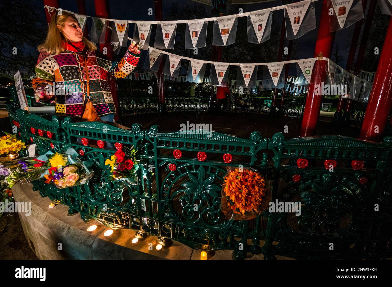 Londres, Royaume-Uni. 3rd mars 2022. Pas plus, une série de 125 pendentifs ornent le kiosque, représentant les femmes assassinées au Royaume-Uni depuis la mort de Sarah - les gens se rassemblent au kiosque sur Clapham Common à l'occasion du premier anniversaire du meurtre de Sarah Everard - organisé par Urban Angels. Elle a disparu le 3 2021 mars sur son chemin de retour de Clapham à Brixton. Crédit : Guy Bell/Alay Live News Banque D'Images