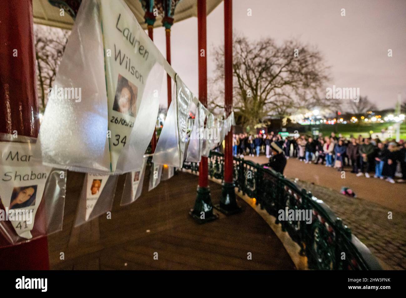 Londres, Royaume-Uni. 3rd mars 2022. Pas plus, une série de 125 pendentifs ornent le kiosque, représentant les femmes assassinées au Royaume-Uni depuis la mort de Sarah - les gens se rassemblent au kiosque sur Clapham Common à l'occasion du premier anniversaire du meurtre de Sarah Everard - organisé par Urban Angels. Elle a disparu le 3 2021 mars sur son chemin de retour de Clapham à Brixton. Crédit : Guy Bell/Alay Live News Banque D'Images