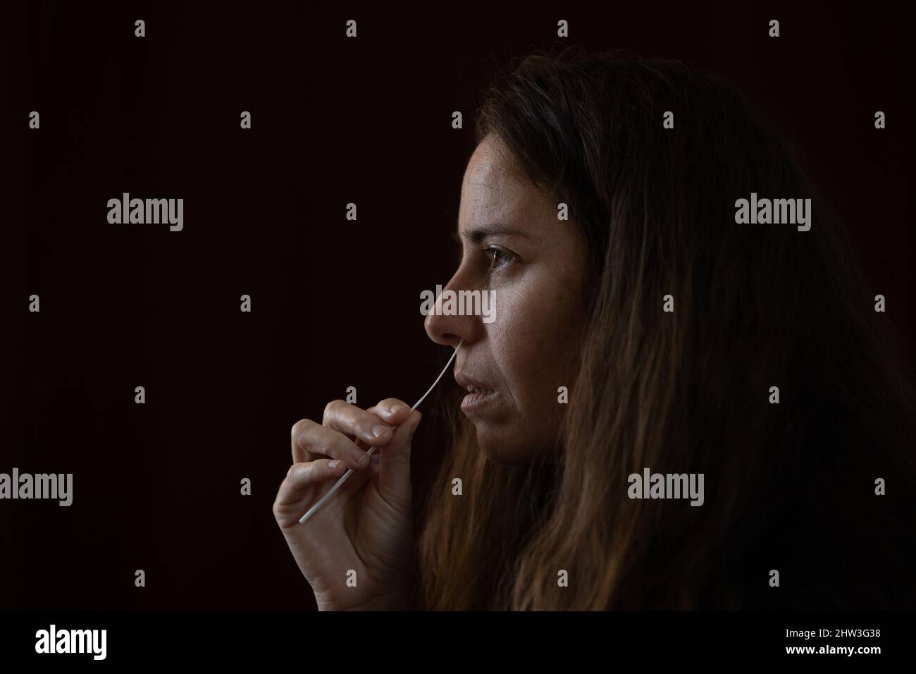 Femme effectuant un auto-test Covid-19 à la maison Banque D'Images