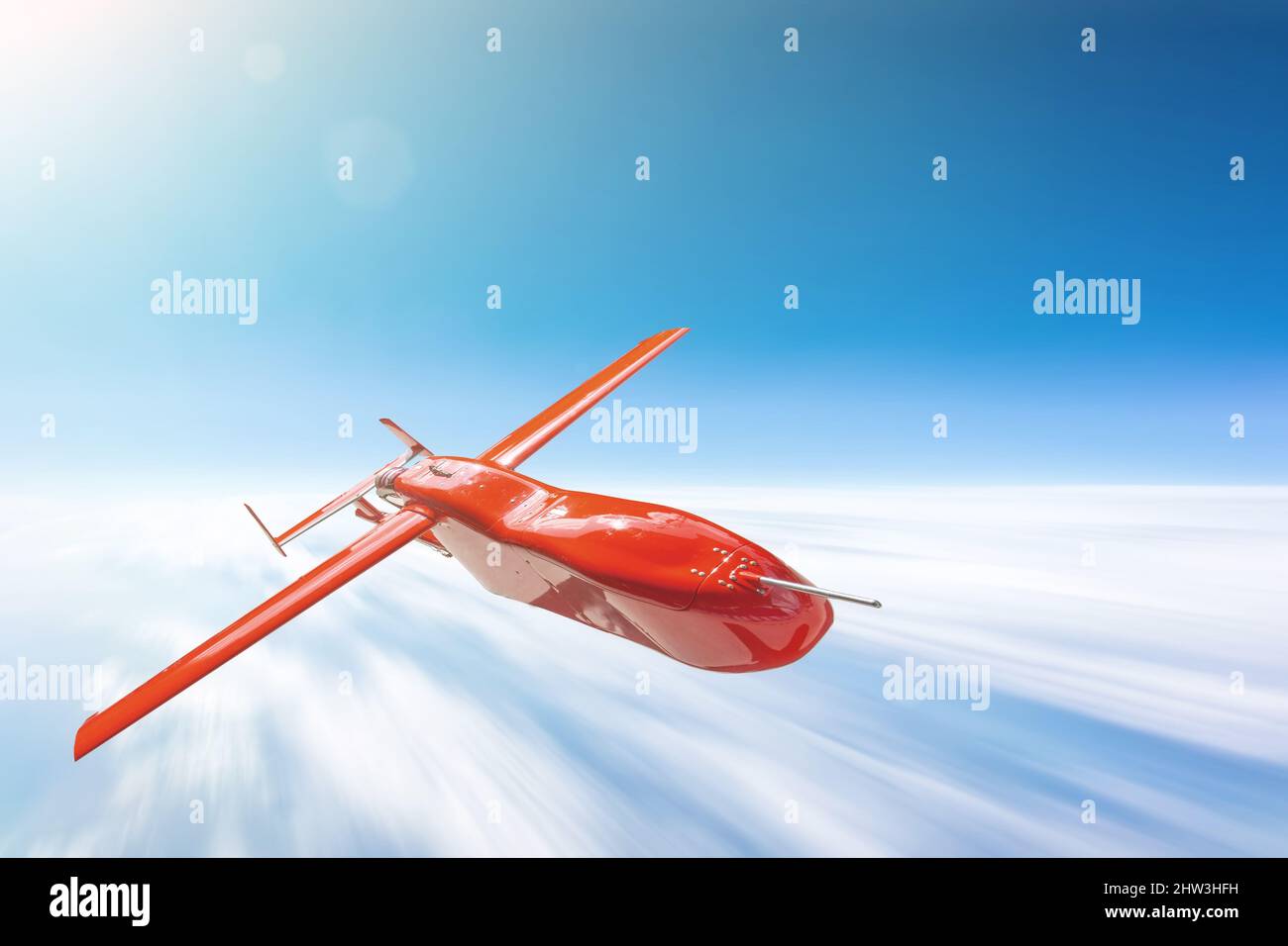 Drone militaire sans pilote survolant un soleil nuageux lumineux, vitesse de flou de mouvement Banque D'Images