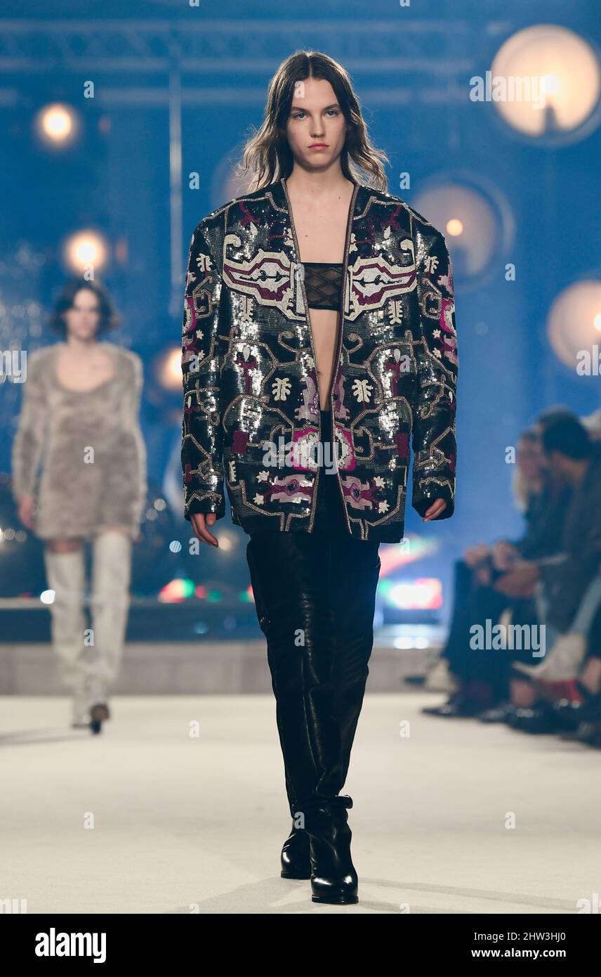 Les modèles présentent des créations de la designer Isabel Marant dans le  cadre de son spectacle de prêt-à-porter pour femmes automne-hiver 2022/2023  lors de la semaine de la mode à Paris, France,