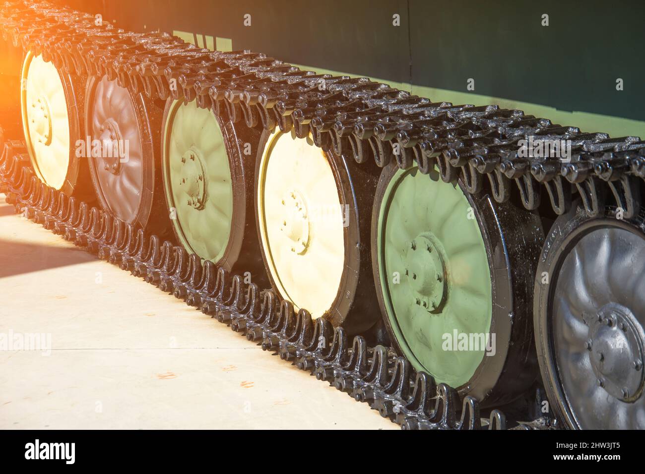 Chenilles avec roues sur un char militaire, vue rapprochée Banque D'Images
