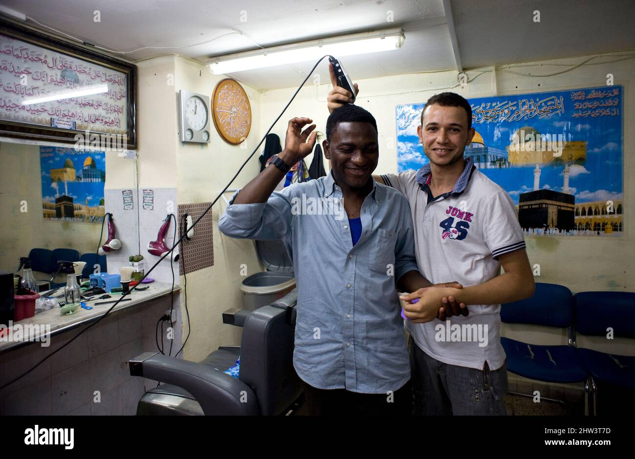 Naples, Italie 16/09/2010: Le barbier, place du marché Mosquée ©Andrea Sabbadini Banque D'Images