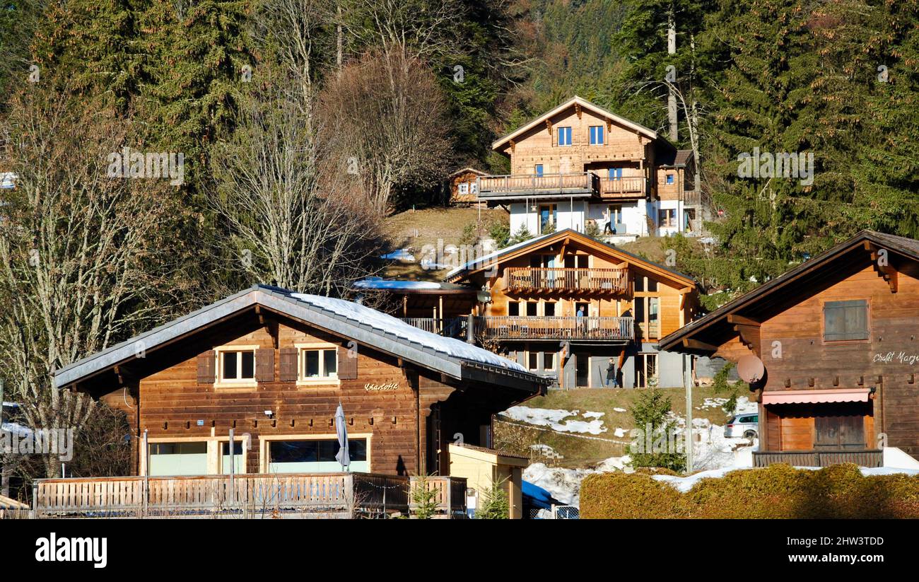 Chalets au soleil d'hiver aux Ecovets au-dessus de Villars dans les Alpes suisses Banque D'Images