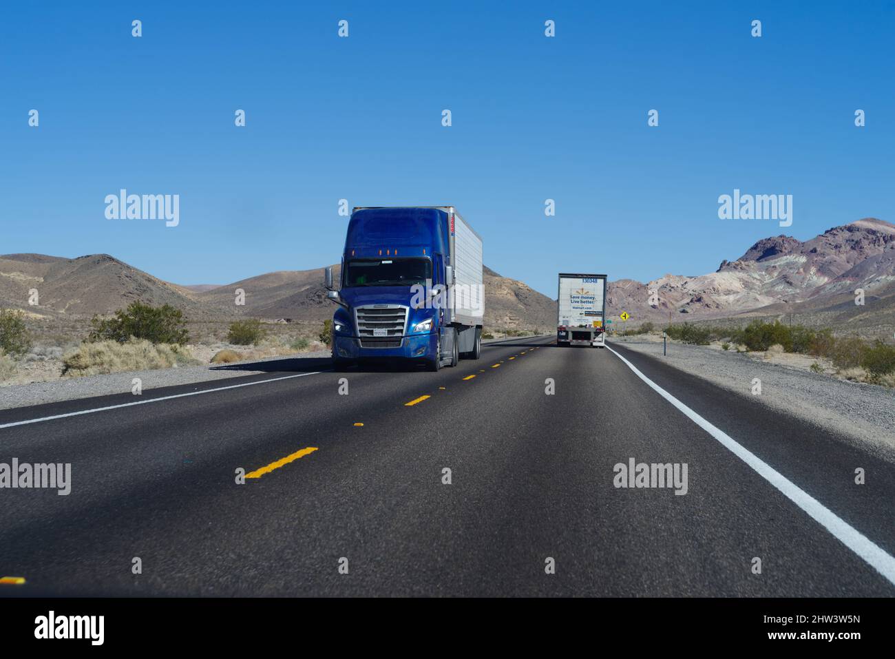 Nevada : des semi-camions roulés sur une autoroute à deux voies près de la ville de Beatty dans l'état du Nevada. Banque D'Images