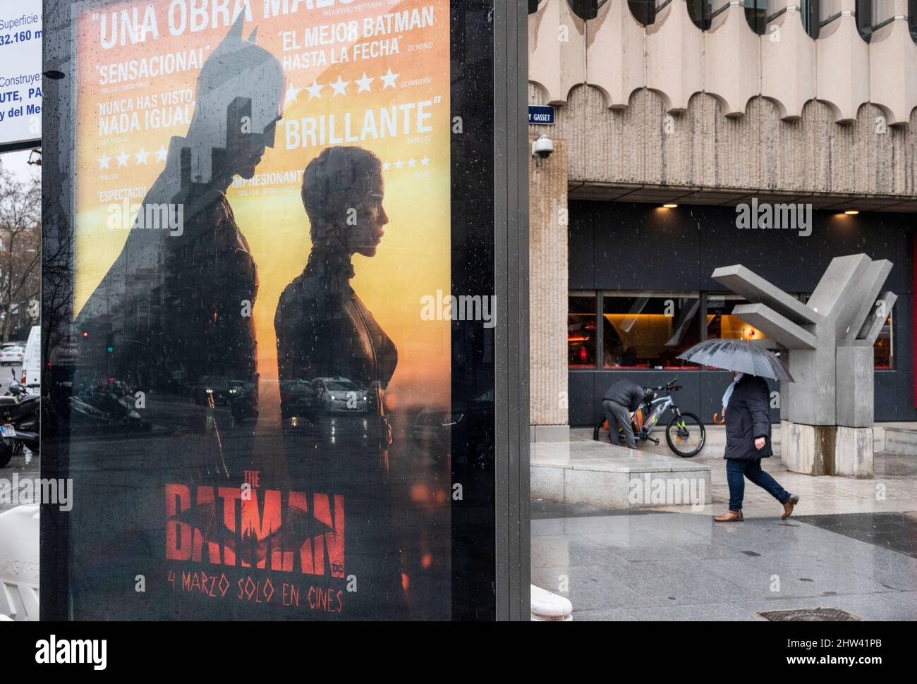 Madrid, Espagne. 03rd mars 2022. Un piéton passe devant une affiche publicitaire de la rue de Warner Bros et du personnage de DC Comics, The Batman, film à Madrid, Espagne. (Photo par Miguel Candela/SOPA Images/Sipa USA) crédit: SIPA USA/Alay Live News Banque D'Images