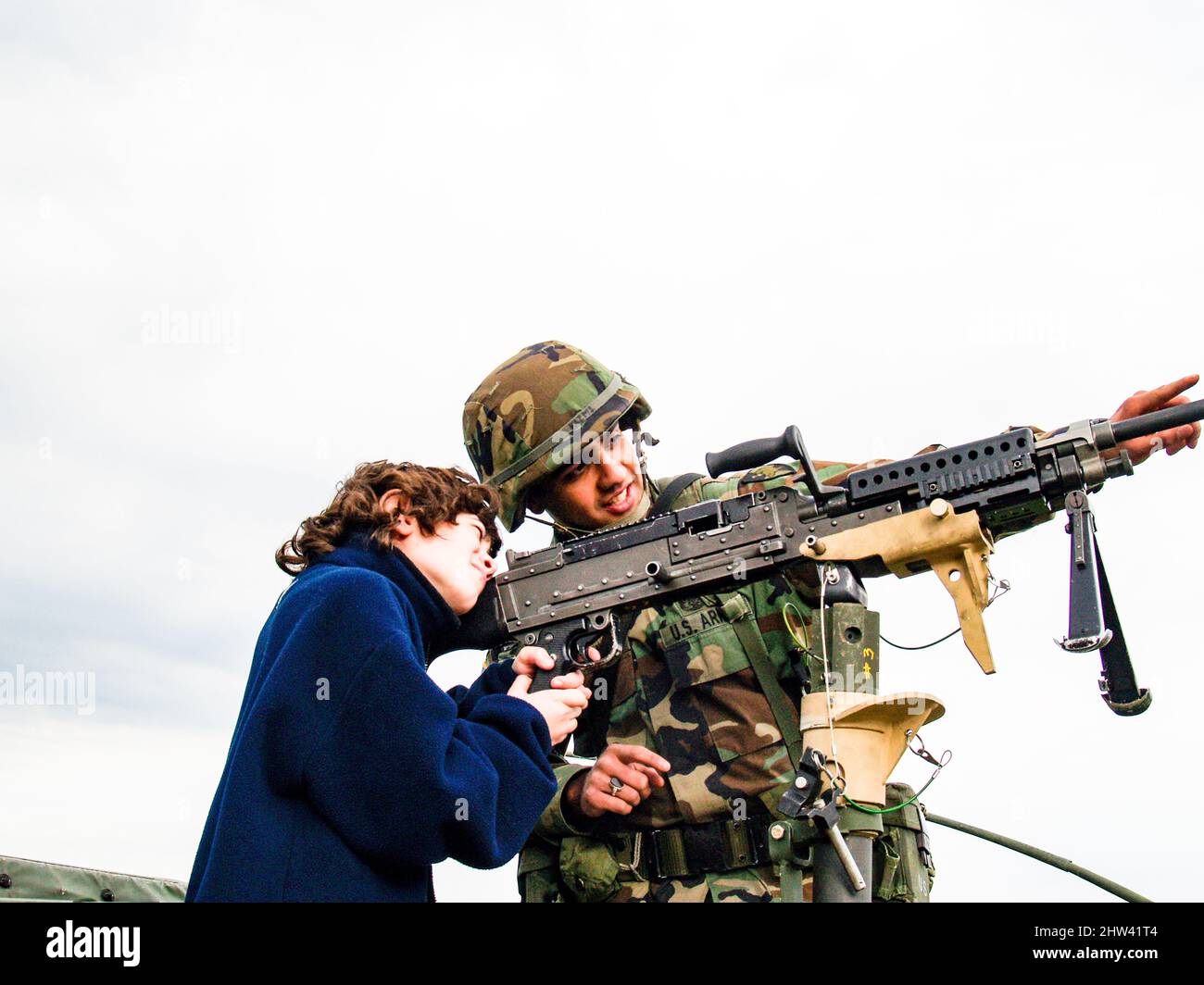 M249 mitrailleuse légère (LMG), également connue sous le nom d'arme automatique M249 Squad (SAW) enfant avec canon Banque D'Images