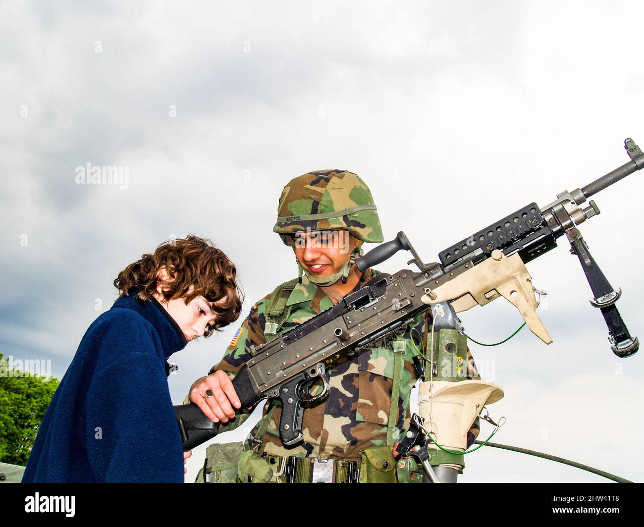 M249 mitrailleuse légère (LMG), également connue sous le nom d'arme automatique M249 Squad (SAW) enfant avec canon Banque D'Images