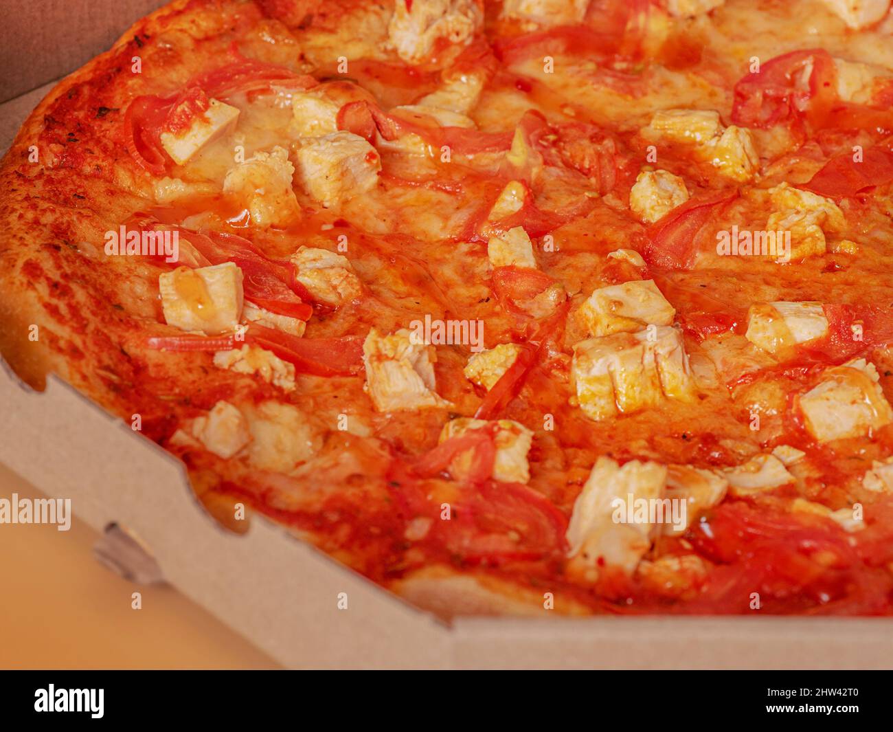 Photographie de nourriture, pizza. Pizza dans un emballage biologique en papier sur fond beige. Banque D'Images