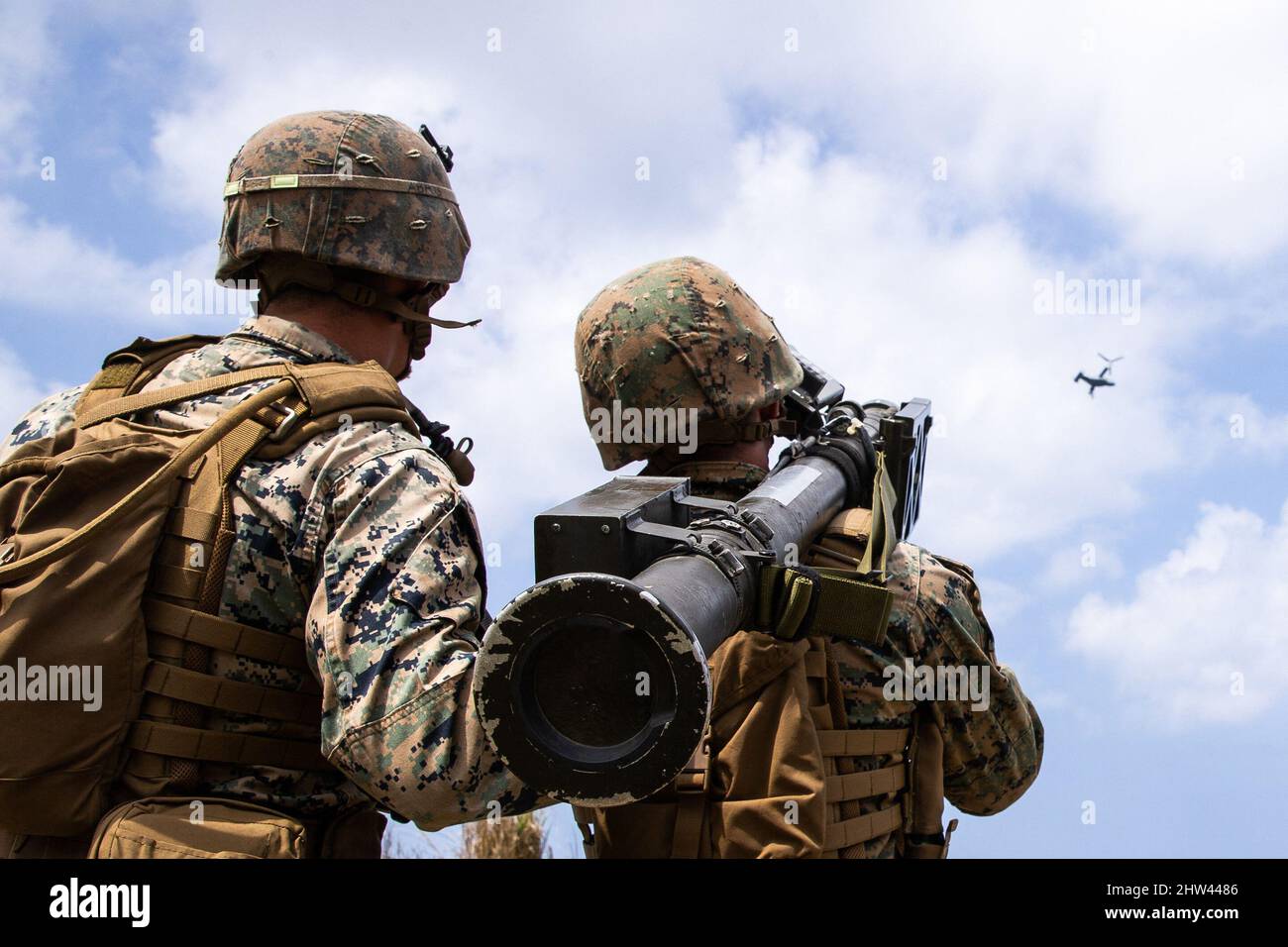 3 mars 2022 - IE Shima, Japon - DOSSIER: Les États-Unis ont livré des missiles antiaériens Stinger à l'Ukraine pour la première fois directement, dont plus de 200 le lundi. Plus tôt cette année, les États-Unis ont donné le droit aux pays baltes, dont la Lituanie, la Lettonie et l'Estonie d'envoyer des armes américaines en Ukraine, y compris Stingers. Mais jusqu’à présent, l’administration Biden avait tenu les Etats-Unis à fournir directement les Stingers. PHOTO DU FICHIER MONTRE : 3 mars 2022, IE Shima, Japon : photo du fichier du document daté du 16 mars 2021 du Cpl. Du corps des Marines des États-Unis. Joshua English (à gauche) et lance Cpl. Griffin Rose, les deux Banque D'Images