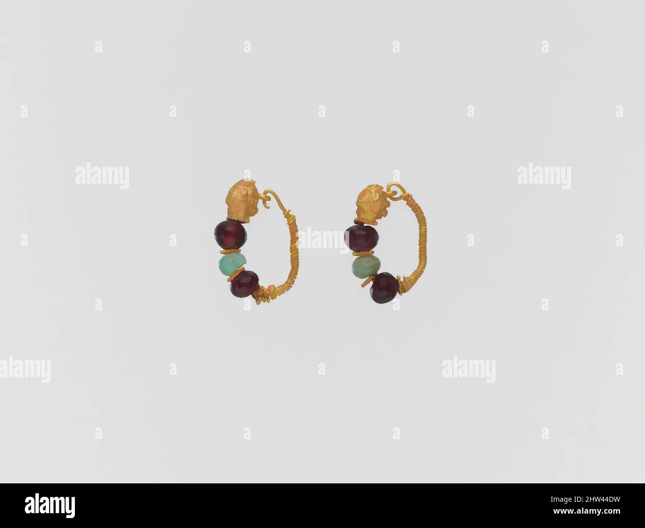 Art inspiré de boucles d'oreille d'or avec la tête de femme et de perles de béryle et de grenat, hellénistique, 2nd siècle avant J.-C., grec, Or, beryl, grenat, diam. : 1 po. (2,5 cm), Or et argent, une perle de béryle et deux perles de grenat, oeuvres classiques modernisées par Artotop avec une touche de modernité. Formes, couleur et valeur, impact visuel accrocheur sur l'art émotions par la liberté d'œuvres d'art d'une manière contemporaine. Un message intemporel qui cherche une nouvelle direction créative. Artistes qui se tournent vers le support numérique et créent le NFT Artotop Banque D'Images