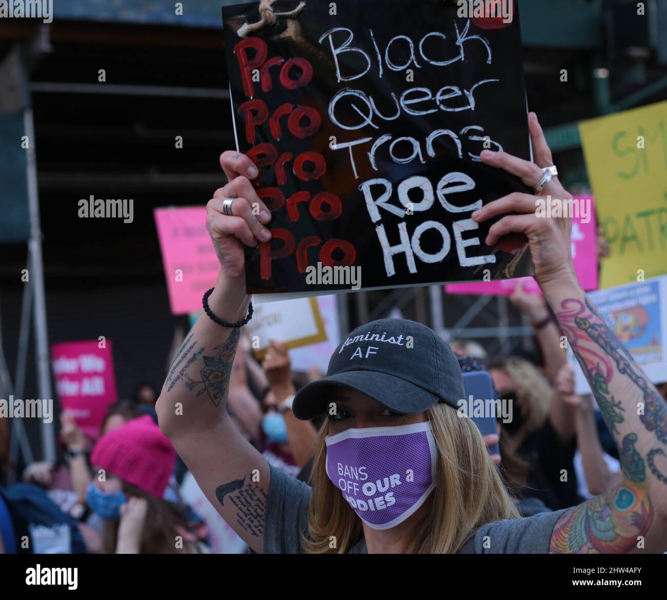 Les femmes manifestent à droite à New York pour arrêter l'interdiction des avortements . Banque D'Images