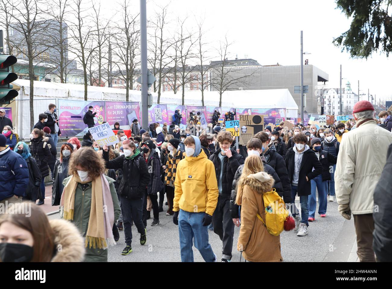 Hamburg der 03.03.2022 - Mehrere zehntausend Teilnehmerinnen und Teilnehmer, großteils Schülerinnen und Schüler folgten am Donnerstagmittag dem Aufruf Banque D'Images