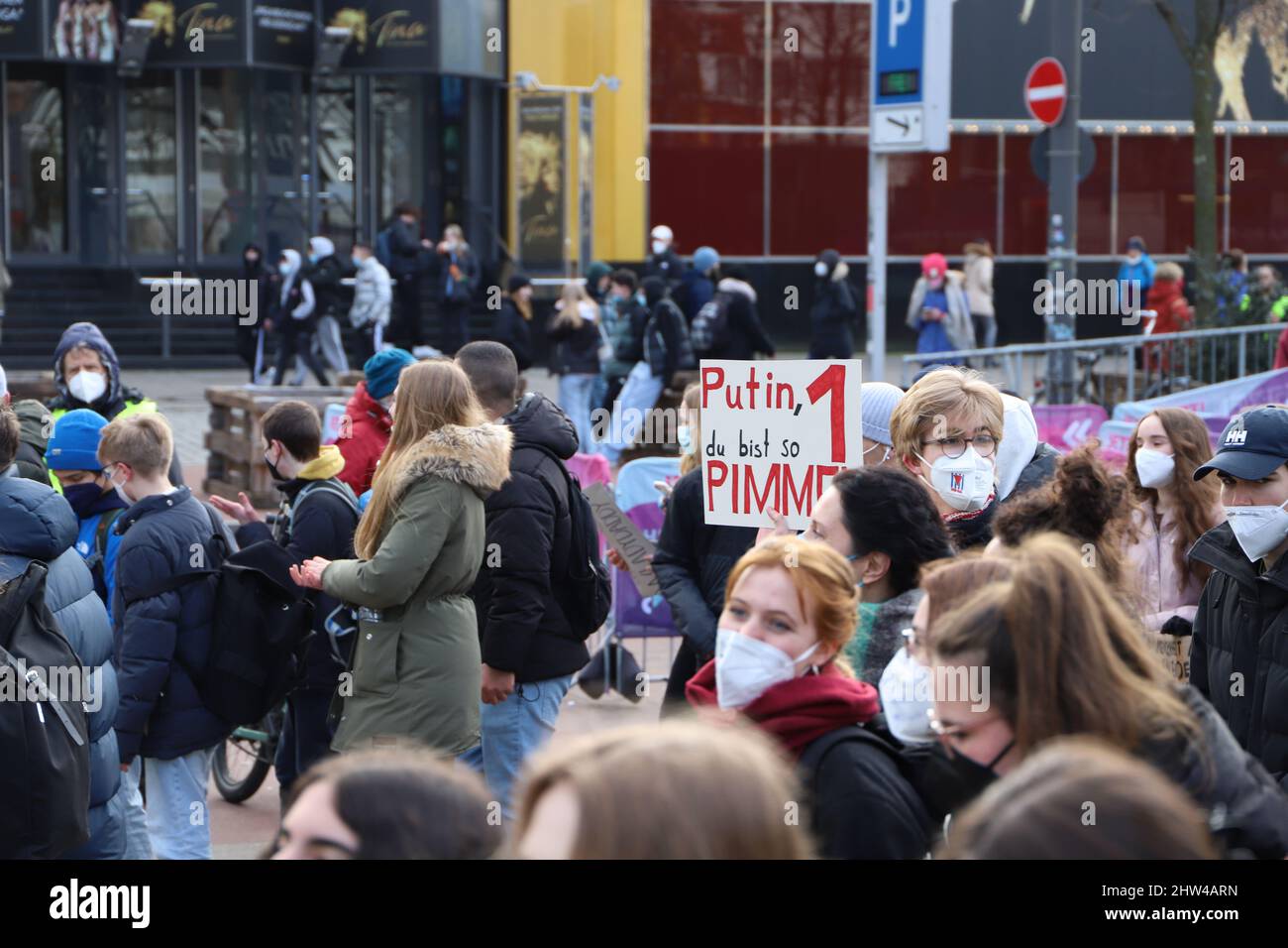 Hamburg der 03.03.2022 - Mehrere zehntausend Teilnehmerinnen und Teilnehmer, großteils Schülerinnen und Schüler folgten am Donnerstagmittag dem Aufruf Banque D'Images