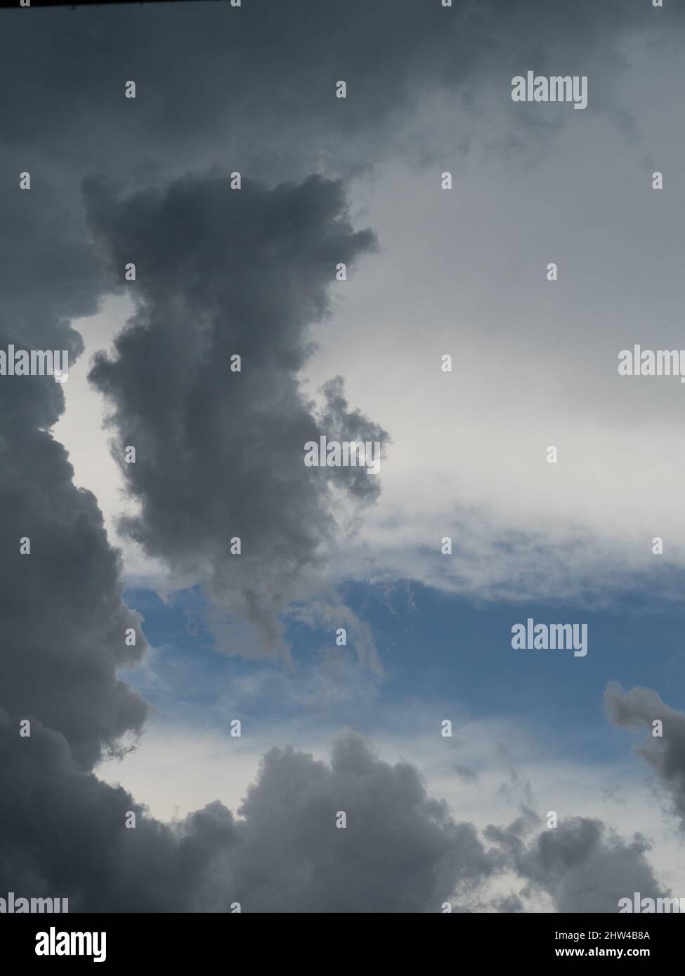 Météo, nuages, orage ? Différents types et couches de nuages, gris moelleux  sur blanc sur ciel bleu. Arrière-plan de présentation avec espace de texte  Photo Stock - Alamy