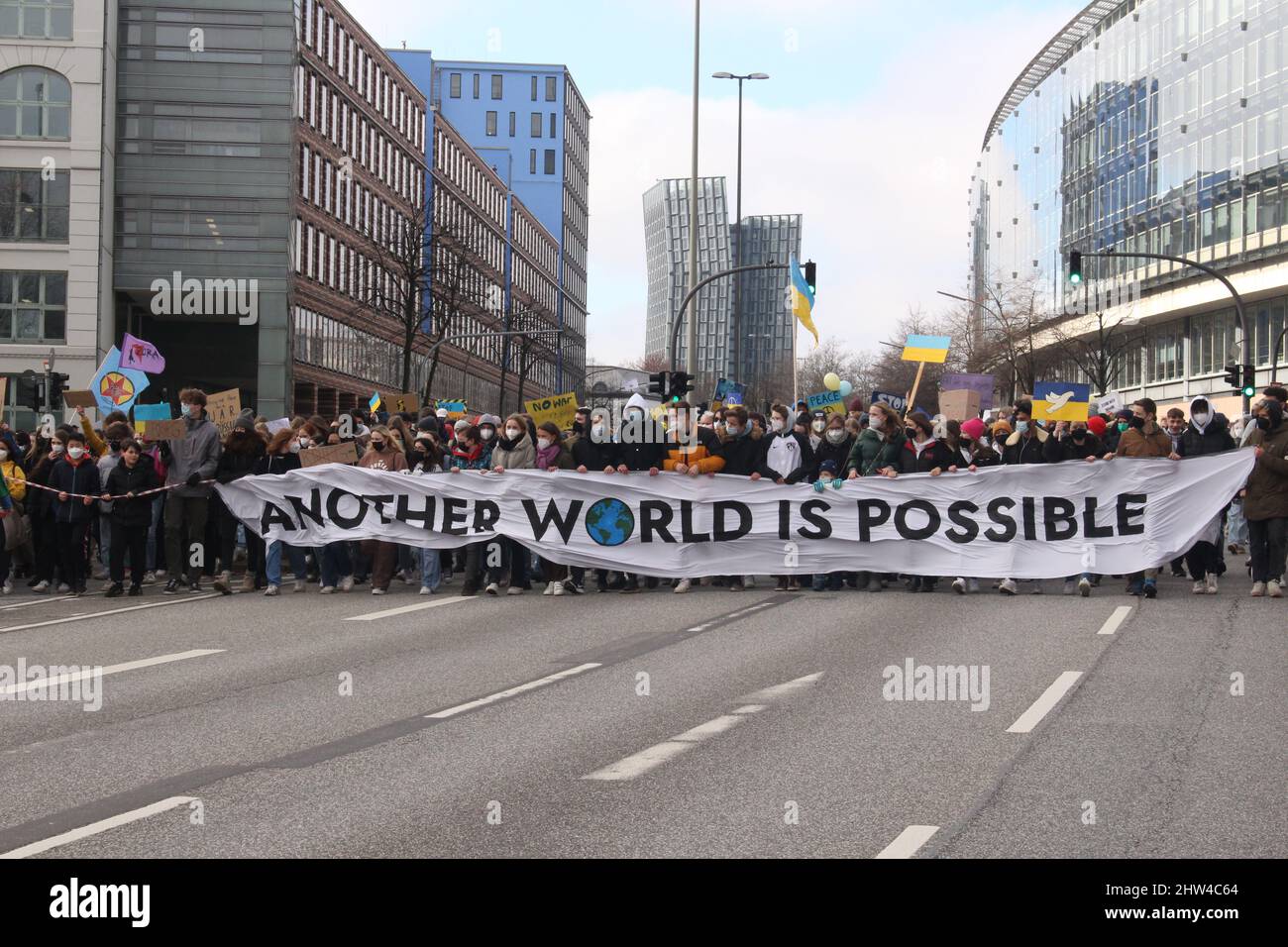 Hamburg der 03.03.2022 - Mehrere zehntausend Teilnehmerinnen und Teilnehmer, großteils Schülerinnen und Schüler folgten am Donnerstagmittag dem Aufruf Banque D'Images