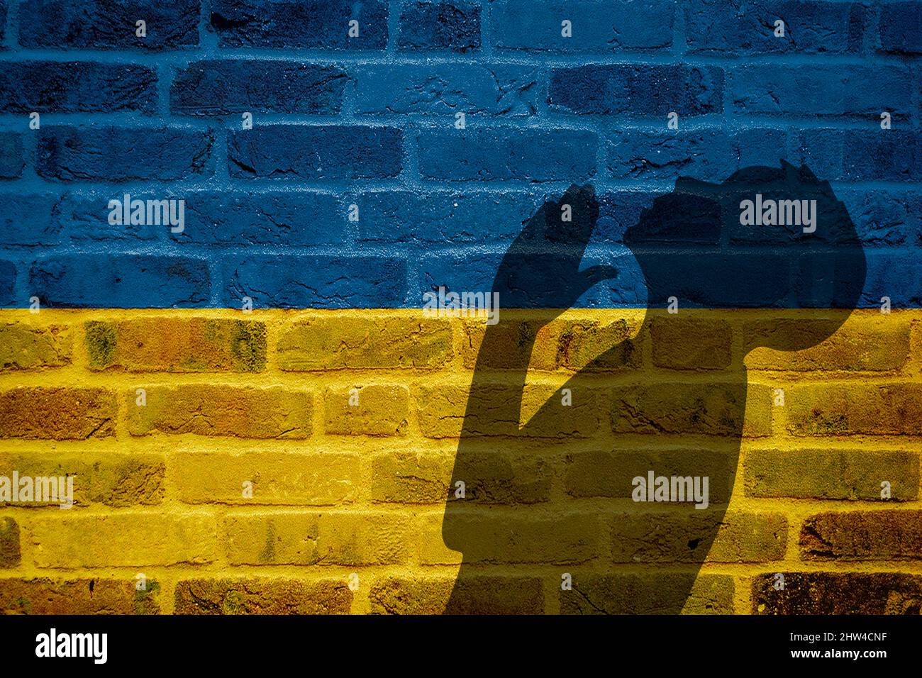 Drapeau de l'Ukraine et ombre de l'enfant de prière Banque D'Images