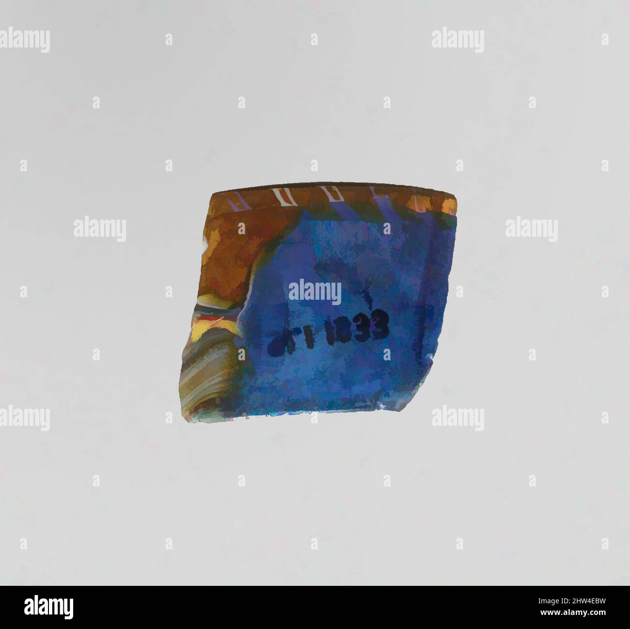 Art inspiré par le fragment de bol en mosaïque à bande courte en verre, impérial précoce, fin du 1st siècle C.-B.–début du 1st siècle A.D., romain, verre; moulé, autre : 1 1/8 x 1 1/16 po. (2,9 x 2,7 cm); diamètre estimé de la jante 3 9/16 po (9 cm), verre, fragment de rebord, brun miel translucide, bleu, Opaque, Classic œuvres modernisées par Artotop avec une touche de modernité. Formes, couleur et valeur, impact visuel accrocheur sur l'art émotions par la liberté d'œuvres d'art d'une manière contemporaine. Un message intemporel qui cherche une nouvelle direction créative. Artistes qui se tournent vers le support numérique et créent le NFT Artotop Banque D'Images