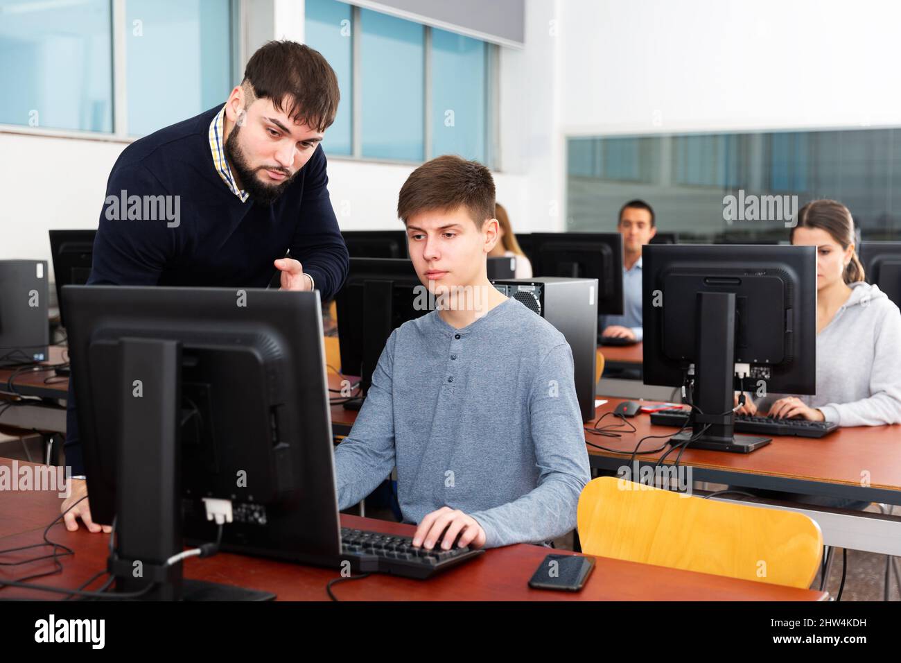 Enseignant aidant jeune étudiant Banque D'Images
