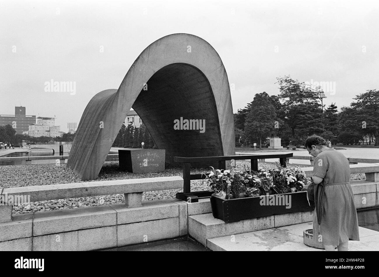 Peace Memorial Park, Hiroshima, Japon, août 1967. Notre photo montre ... parent de Hiroshima victime de la bombe dans la prière au sanctuaire où les cendres de 125 000 personnes sont enterrées. Banque D'Images