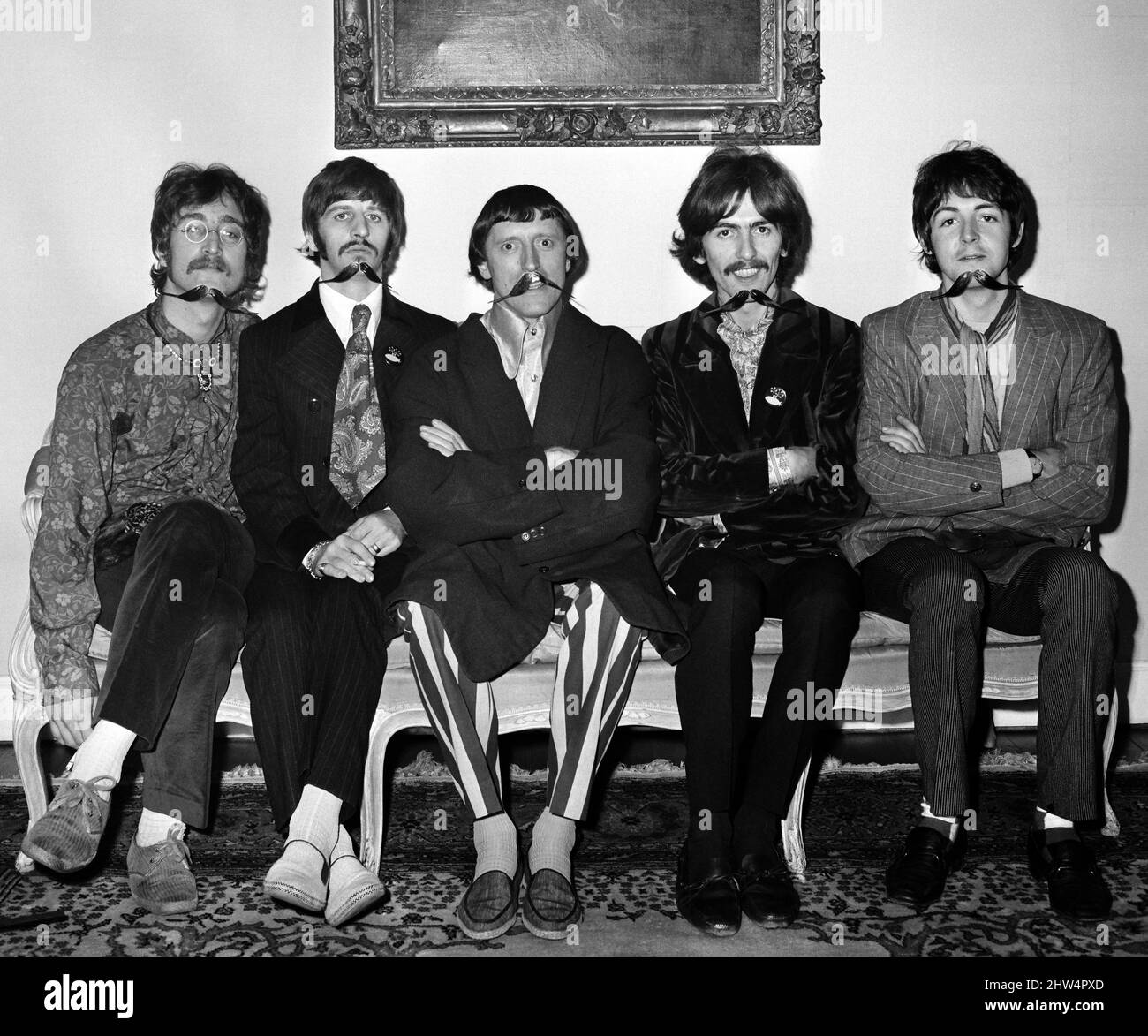 Appuyez sur le bouton de lancement de la touche « sgt. Pepper's Lonely Hearts Club Band' le huitième album studio des Beatles, mai 1967. Photo de la maison à Chaillle St. Belgravia Londres avec Jimmy Saville Mai 1967. *** Légende locale *** John Lennon Ringo Starr Paul McCartney George Harrison Jimmy Saville beatexhib12 Banque D'Images