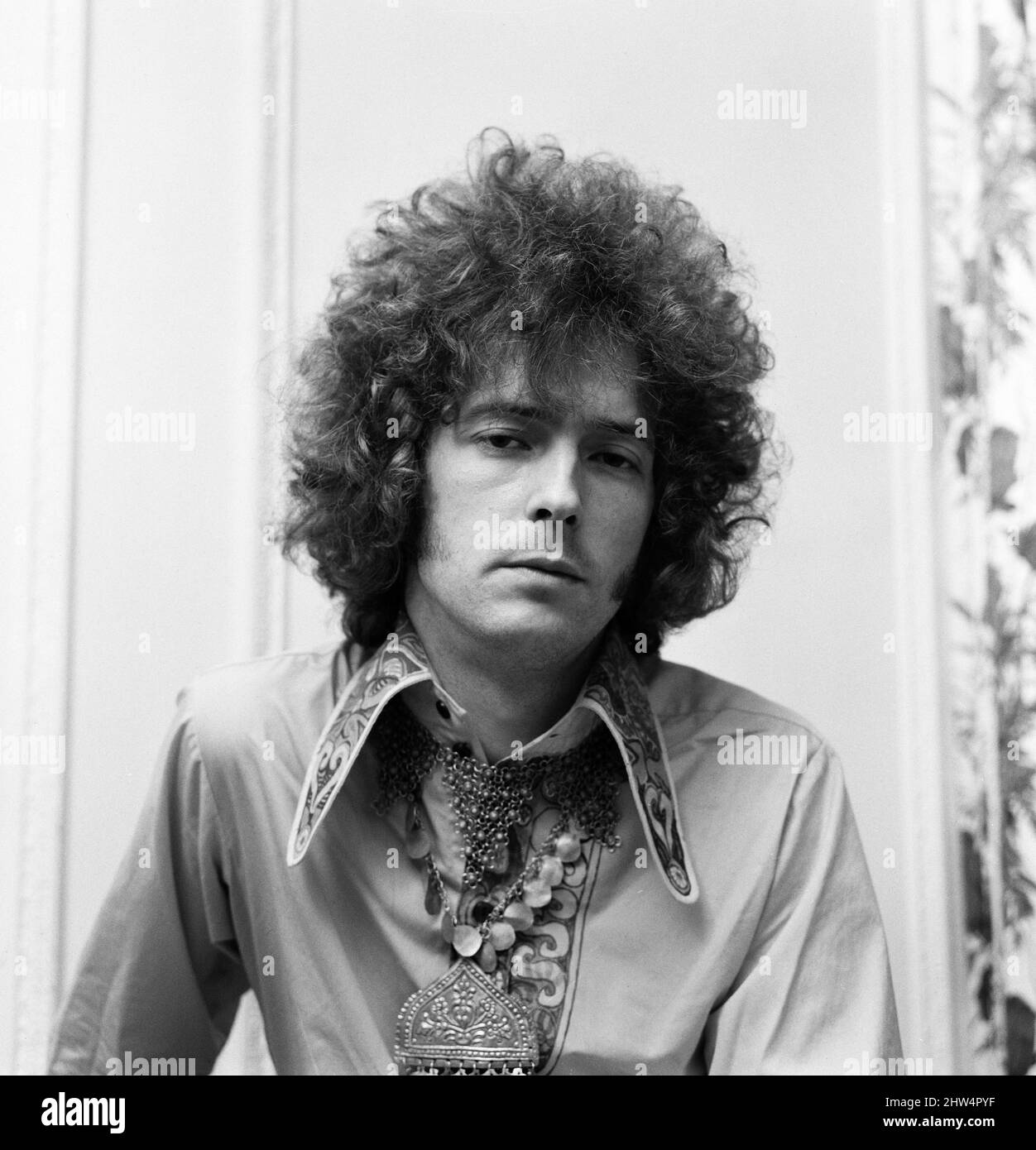 Eric Clapton de Cream montre ses cheveux bouclés qui est créé pour lui par un coiffeur de West End. 20th juin 1967. Banque D'Images