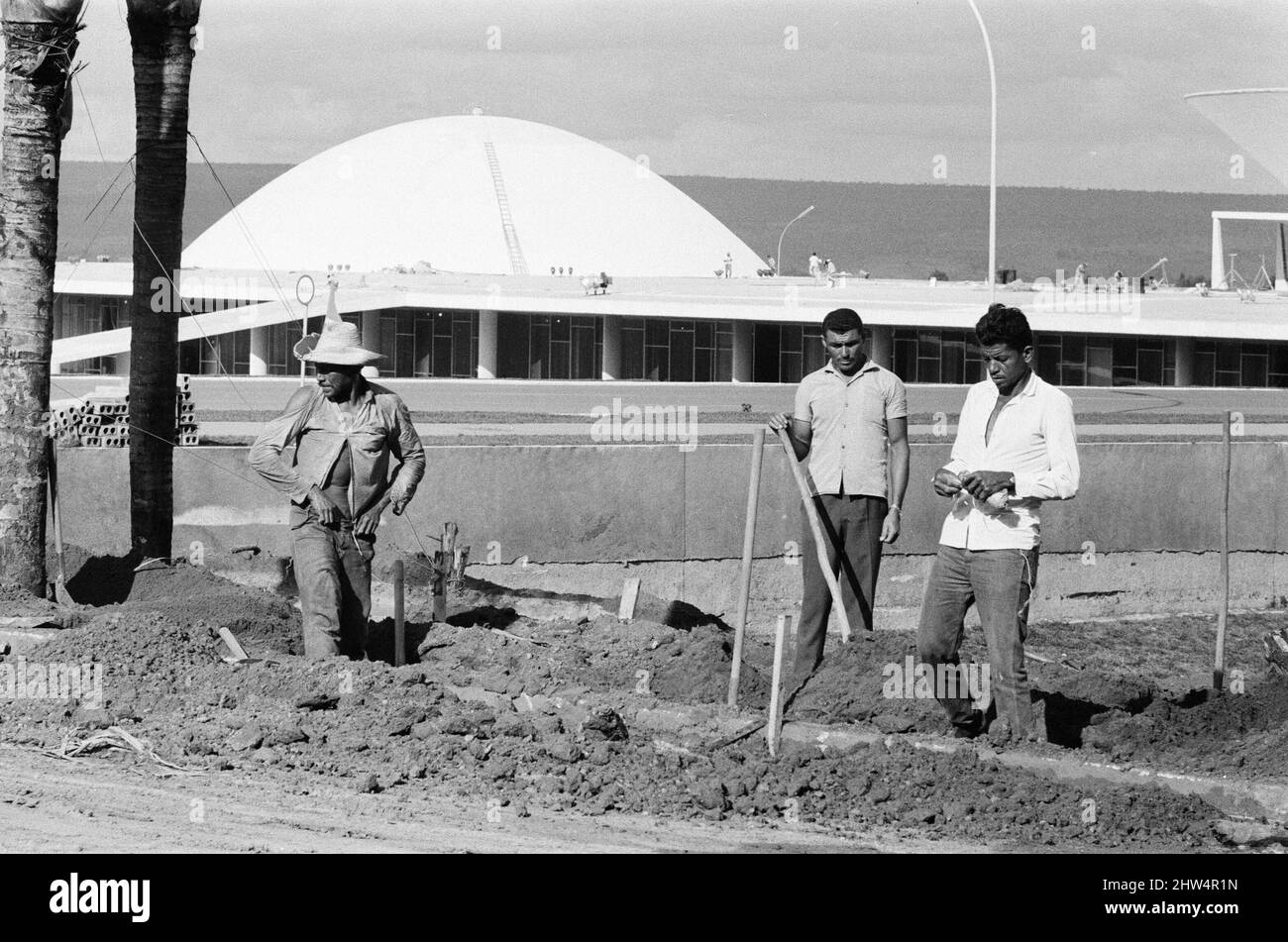 Le palais du Congrès national, en construction, Brasilia, Brésil, 1st novembre 1968. Place des trois pouvoirs bâtiments gouvernementaux conçus par Oscar Ribeiro de Almeida Niemeyer Soares Filho, connu sous le nom d'Oscar Niemeyer. Au-dessus du toit plat se trouvent deux coupoles, qui indiquent les chambres de montage de la législature bicamérale du Brésil. Banque D'Images